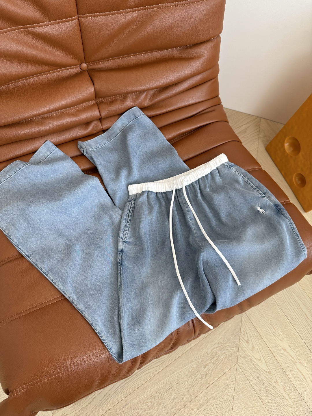 百搭洗水浅蓝 25ss 小马🐎刺绣装饰天丝牛仔裤 比较日常休闲与慵懒兼备的裤子 T恤或者衬衫都可以搭配 