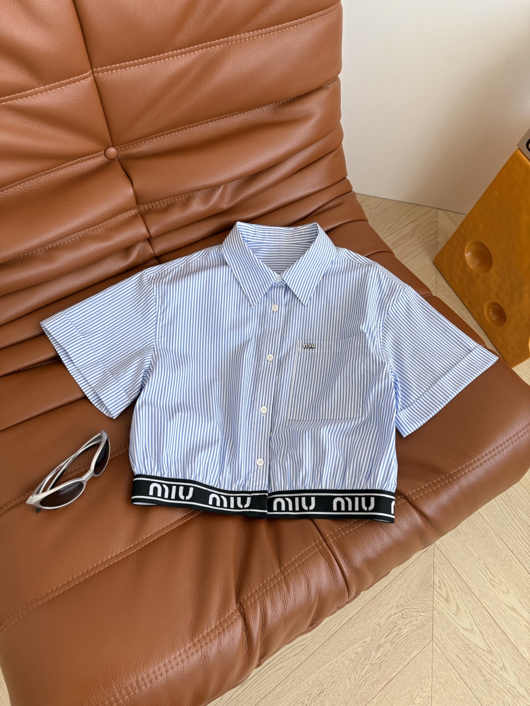 25ss 字母logo织带拼接条纹衬衫 缪式时髦感 自带休闲感和高阶时髦属性 短款廓形剪裁 搭配短裤或者