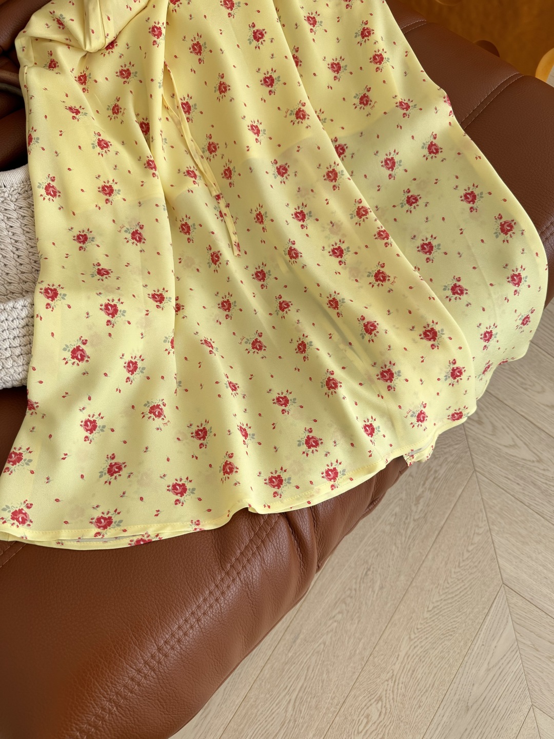 夏季小碎花 25春夏 韩系温柔小碎花半裙 夏天的氛围感穿法 度假也很适合 小碎花元气又明媚 整体色调是低