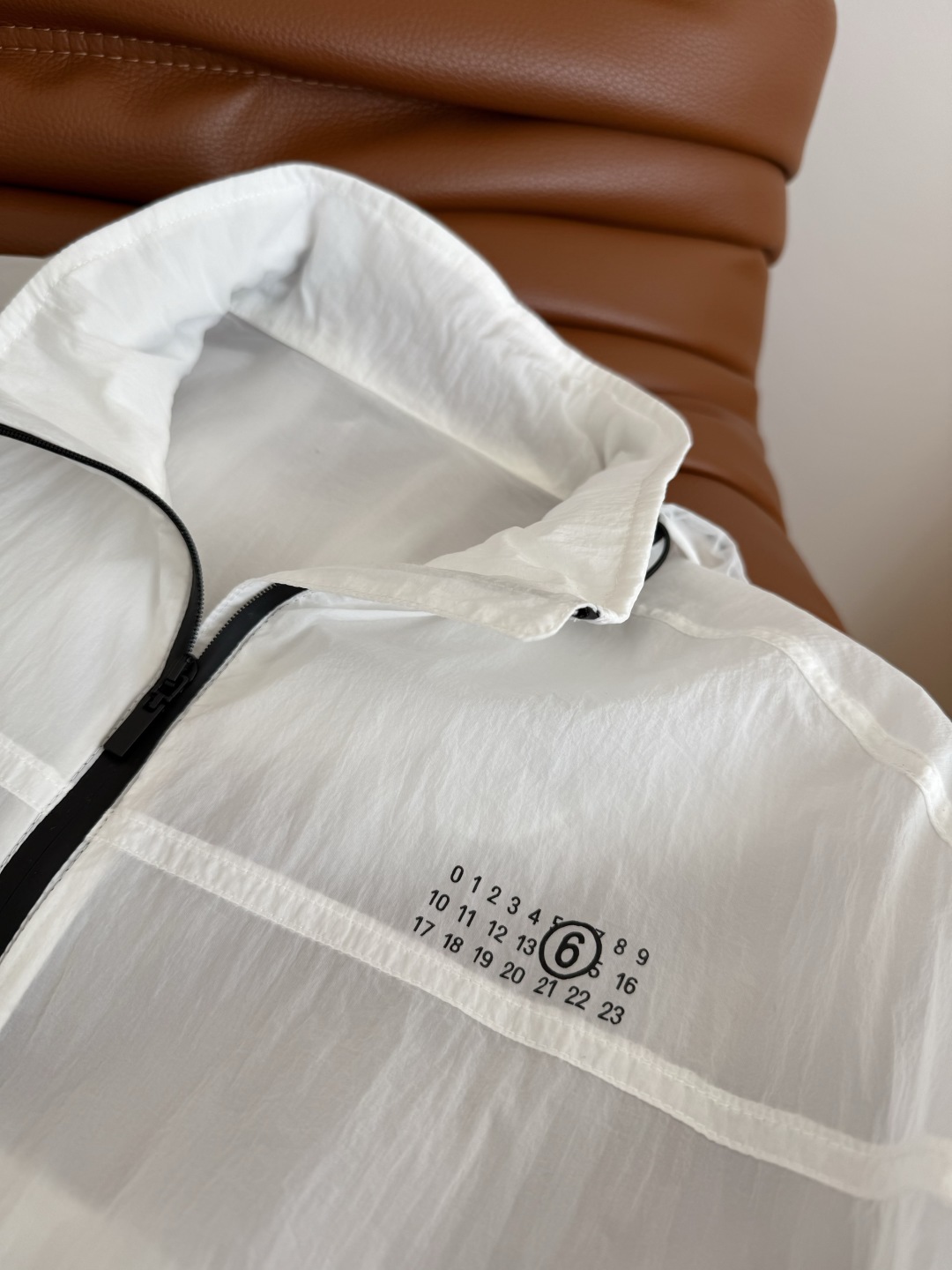 假期必备防晒衣 25新品 数字印花装饰连帽防晒衣 简约时髦 采用功能性防紫外线面料 透气舒适不闷热 有个