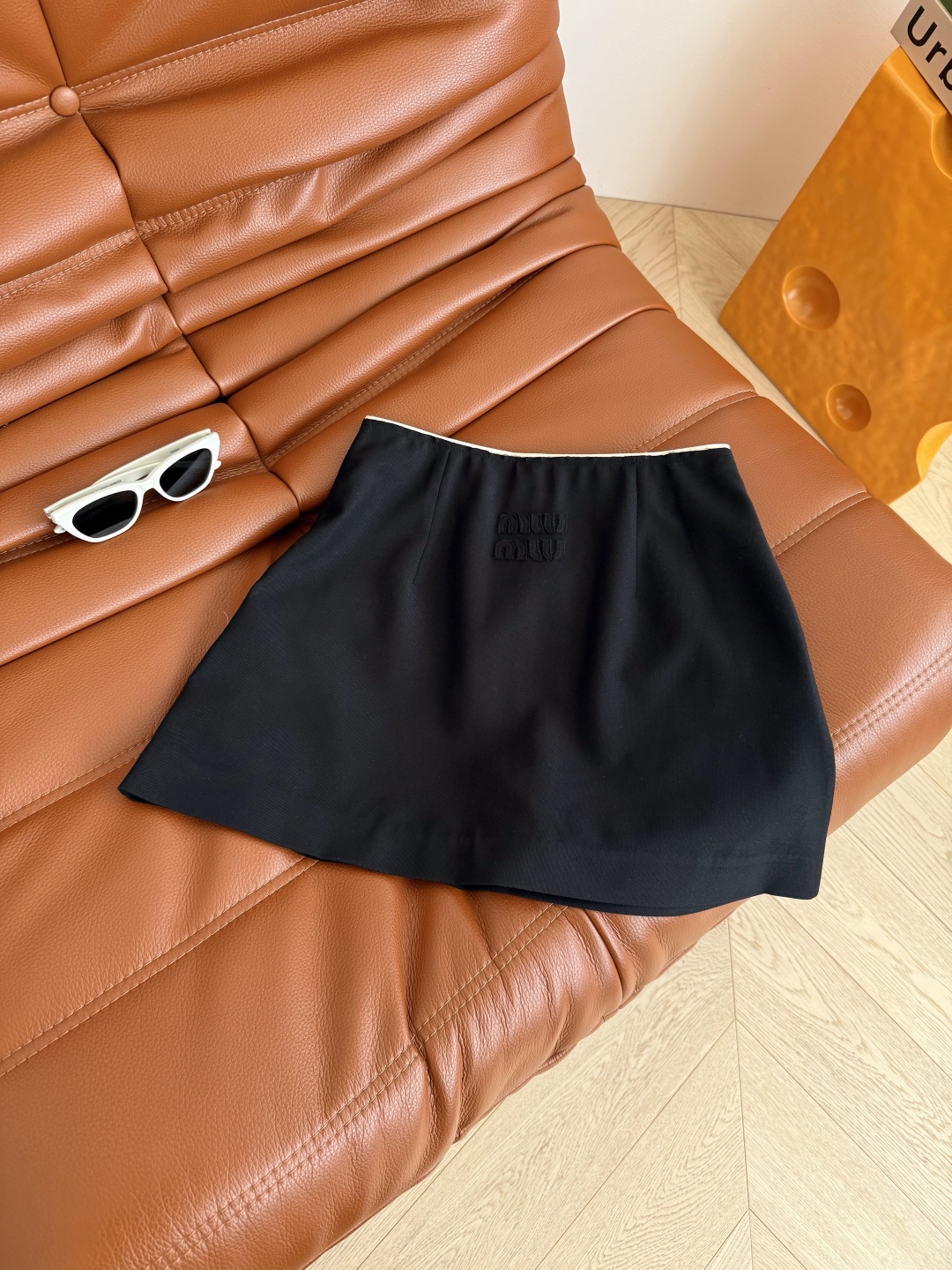 时髦单品 25ss 字母logo织带腰贴设计半裙 撞色毛边+后背立体字母装饰细节 内里是短裤做法 非常实