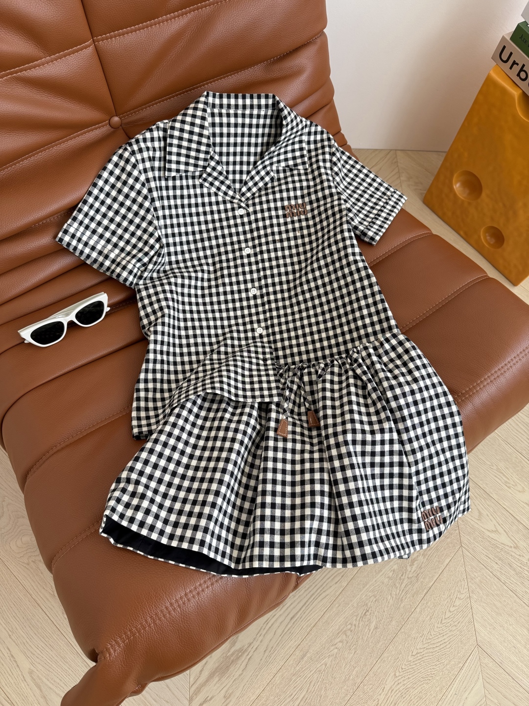 张元英同款 少女缪系格纹 25新品 皮质字母logo装饰格纹套装 翻领衬衫加超短小半裙更加俏皮可爱了 半