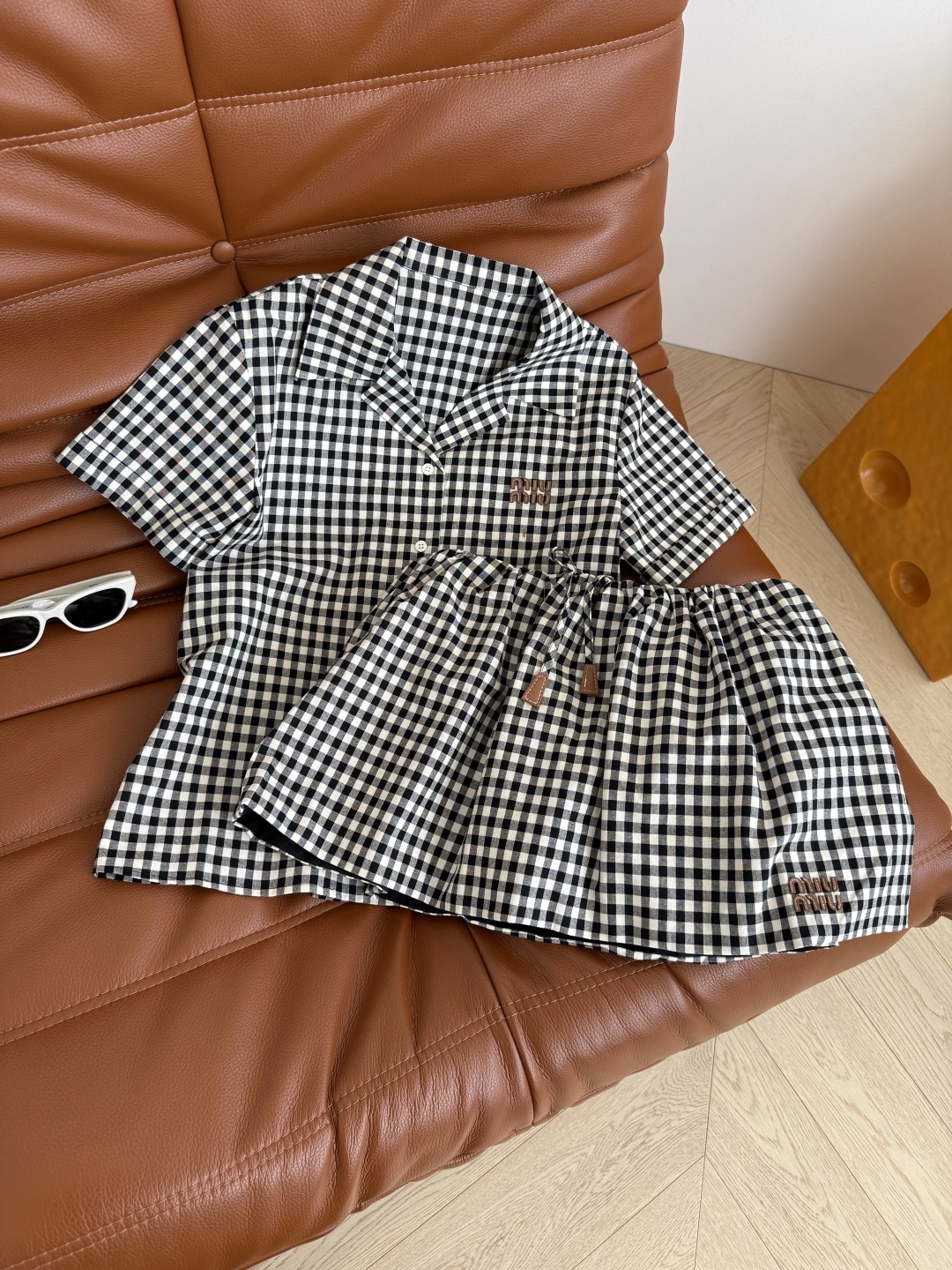 张元英同款 少女缪系格纹 25新品 皮质字母logo装饰格纹套装 翻领衬衫加超短小半裙更加俏皮可爱了 半