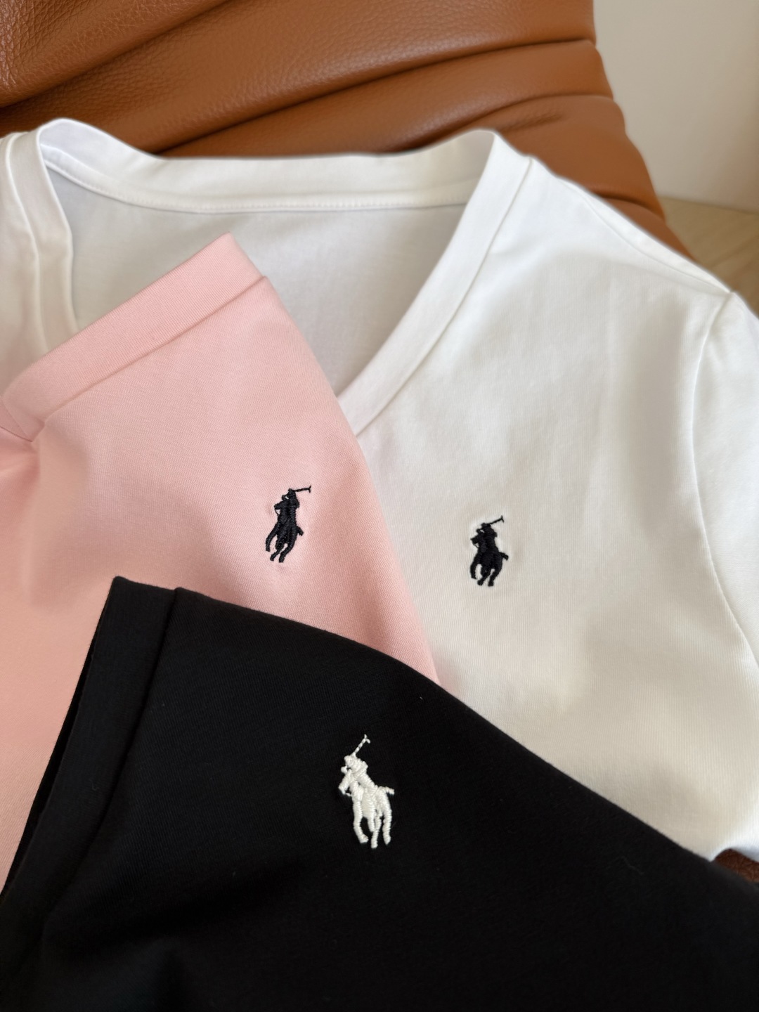夏季必备款 小马🐎刺绣图案V领T恤 太好穿了 百搭第一名 无论是半裙或者裤子都也可以搭配 日常出街或者通