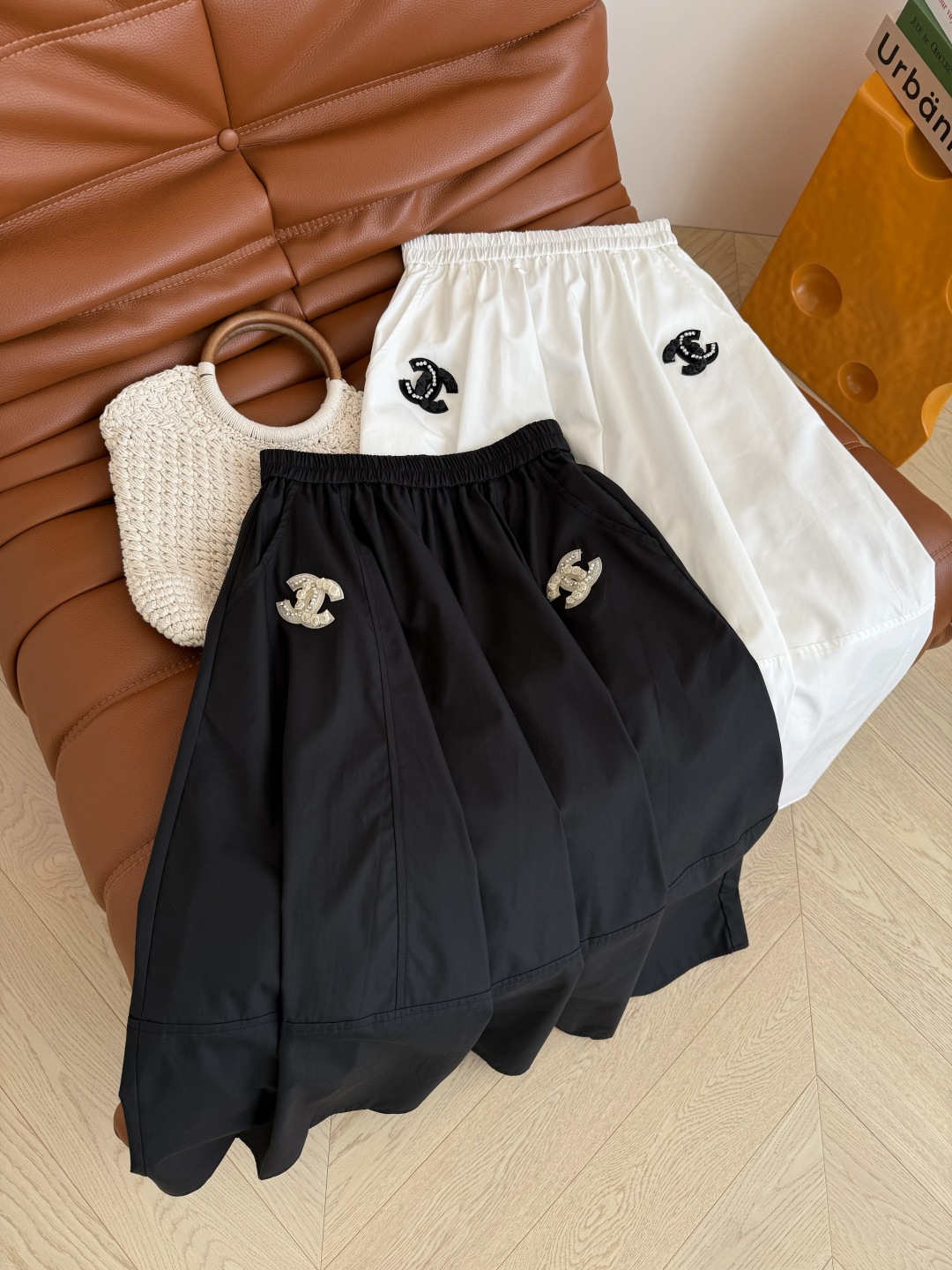 Vintage小复古 25ss 中古风双C图案装饰半裙 很好看又时髦 加上双C贴布不会沉闷 反而是减龄有