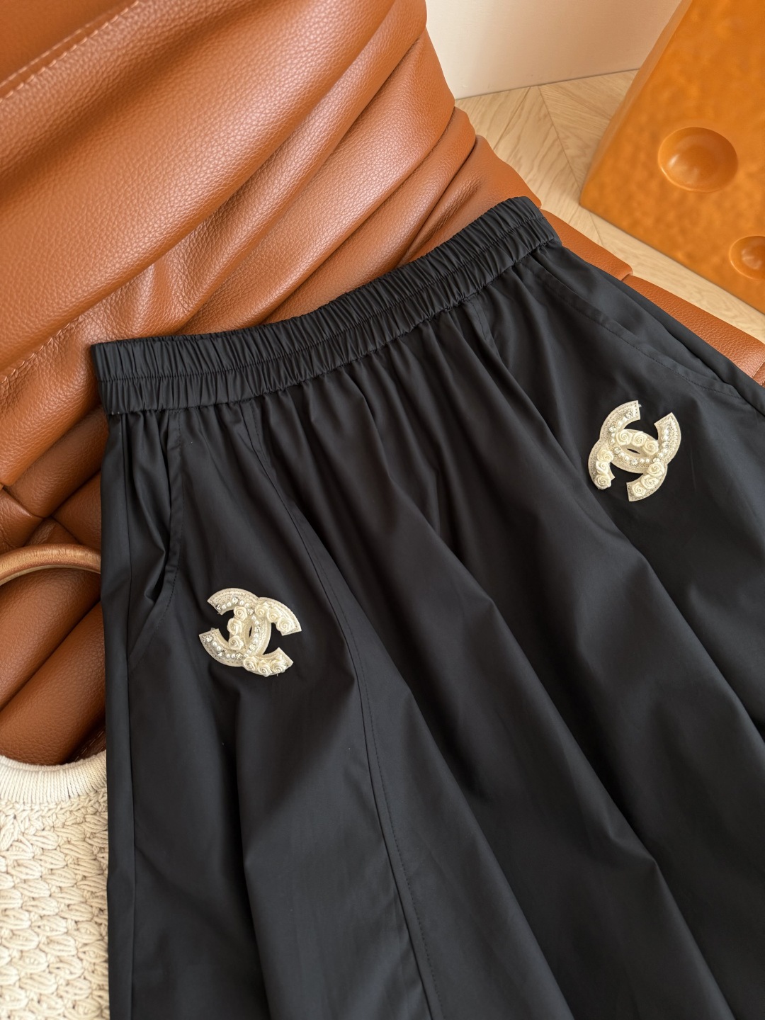 Vintage小复古 25ss 中古风双C图案装饰半裙 很好看又时髦 加上双C贴布不会沉闷 反而是减龄有