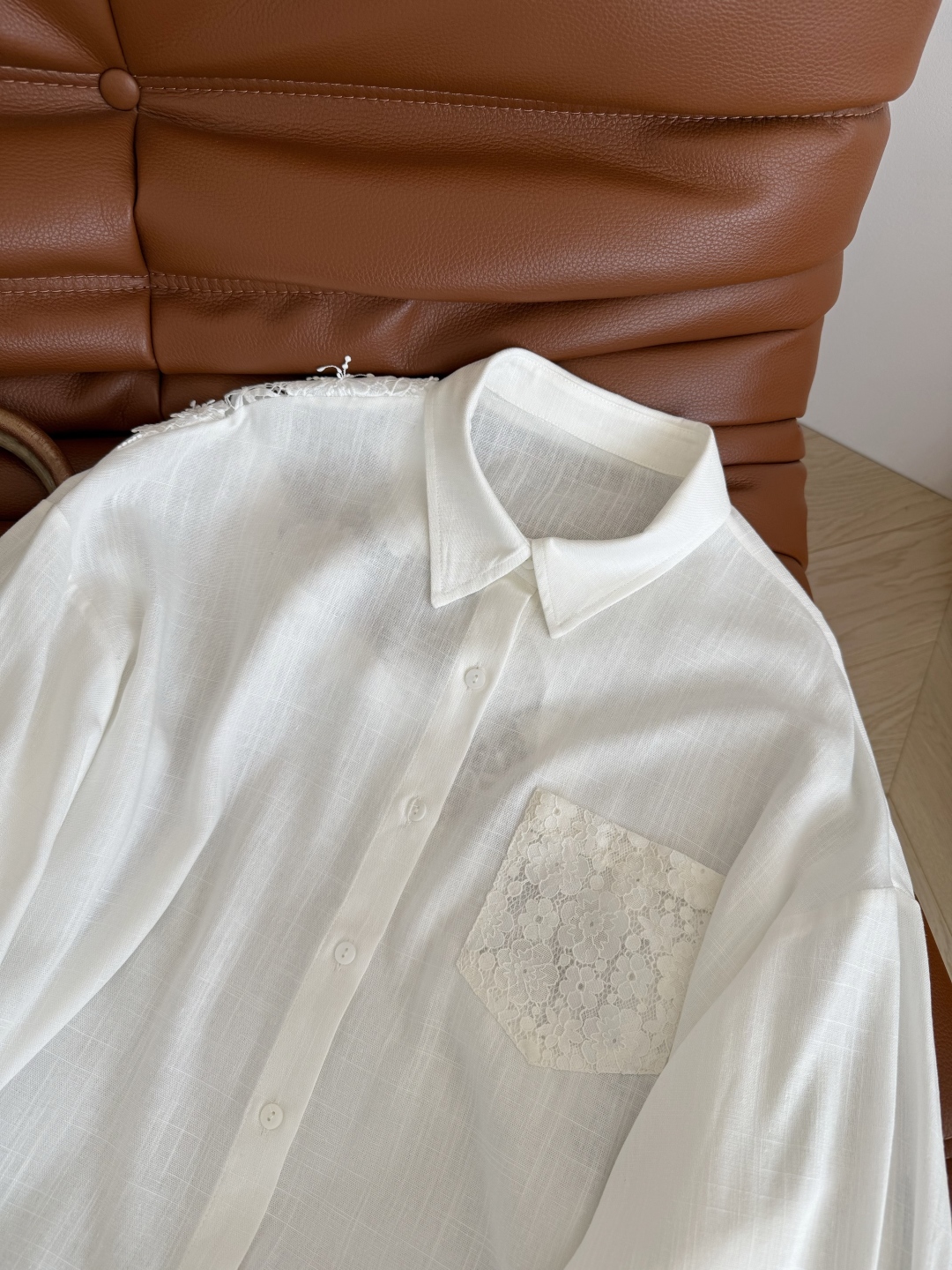 超美度假风 25ss 后背镂空蕾丝花拼接亚麻防晒衬衫 夏季出门游玩必备款 凹造型和防晒多功能 有品味的你