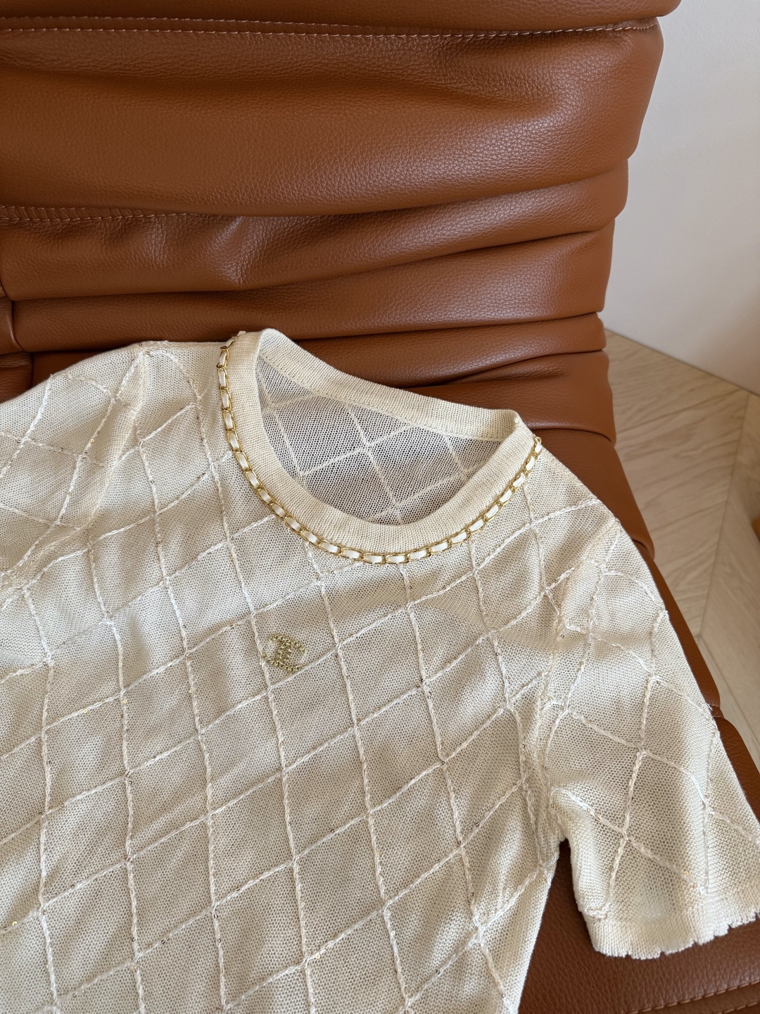 中古风 25新款 双C链条装饰针织系列短袖上衣 小时髦和小精致感在线 夏季不能缺少的搭配单品 不管是裤子