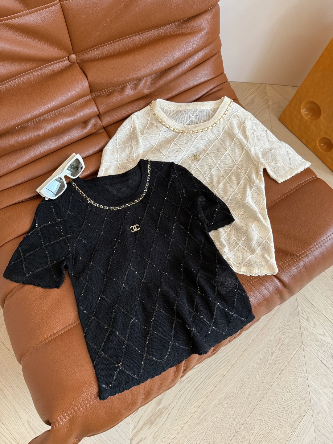 中古风 25新款 双C链条装饰针织系列短袖上衣 小时髦和小精致感在线 夏季不能缺少的搭配单品 不管是裤子