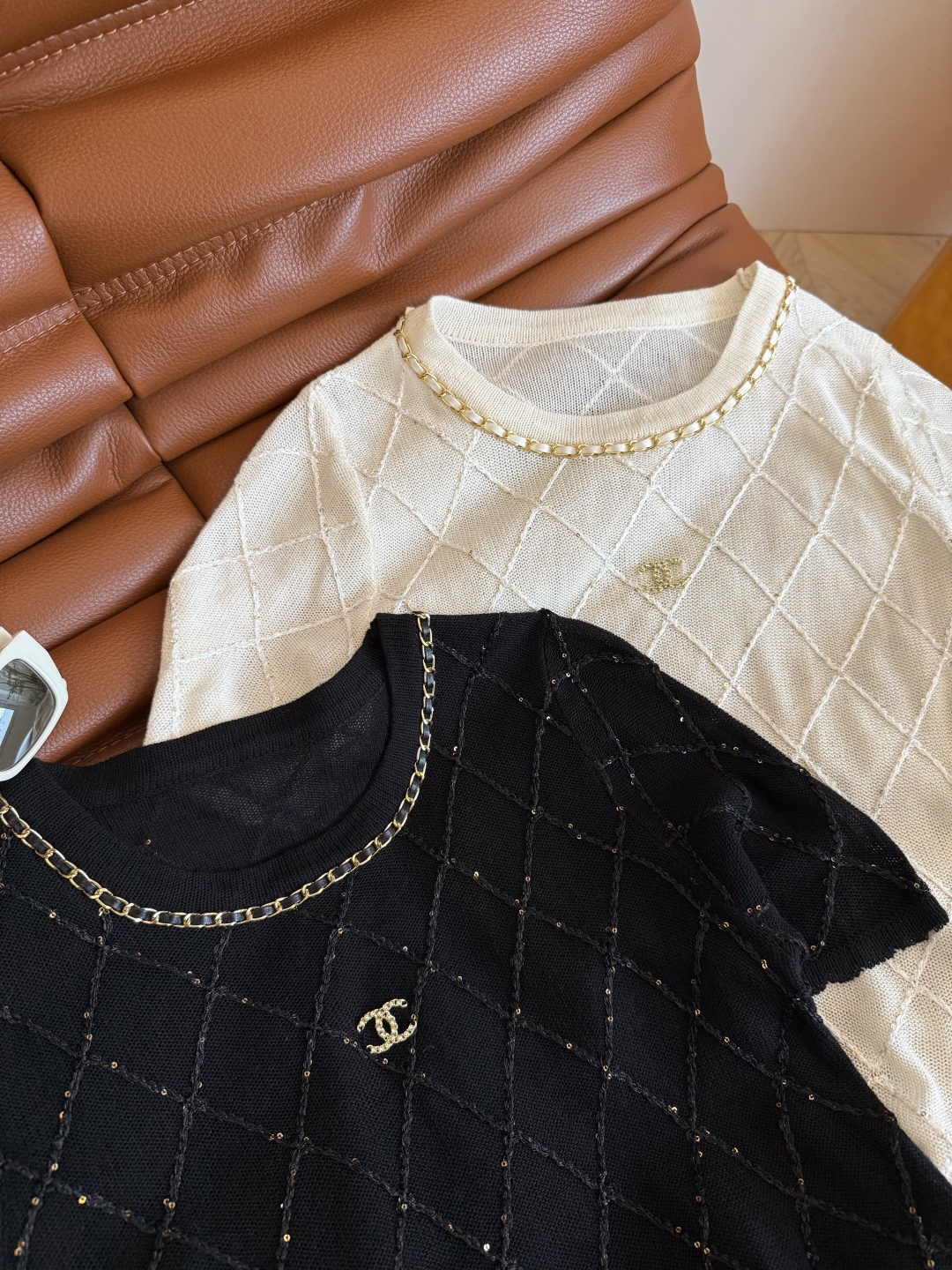 中古风 25新款 双C链条装饰针织系列短袖上衣 小时髦和小精致感在线 夏季不能缺少的搭配单品 不管是裤子