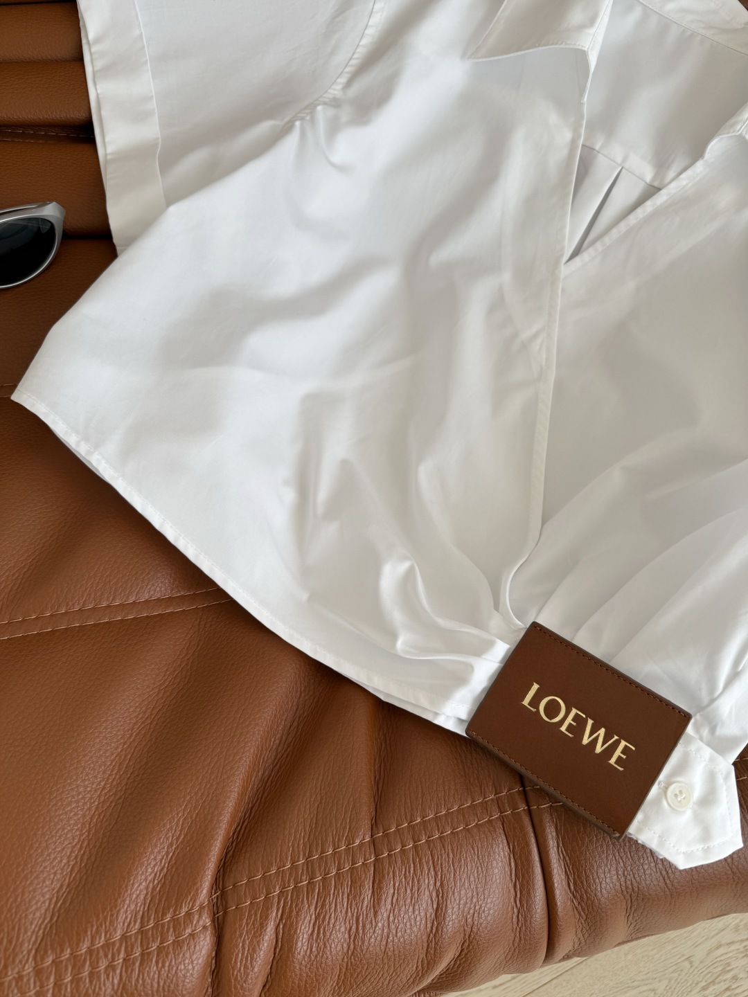 Ruffled Hem Cropped White Shirt with Leather Logo Patch - Versatile & Chic 3 cmp i1751275122080 4102 0 5