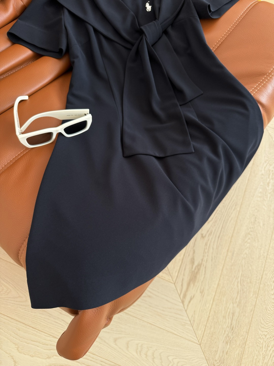 p792原单狠货女装 配包装极简老钱风 25ss 小马刺绣藏蓝色披肩连衣裙 休闲又时髦 老钱又高级 披肩设计太爱了 慵懒在线 披肩可以随意拆卸 两种穿法 版型是修身剪裁 恰到好处的A字裙摆 上身特别藏肉又显瘦 采用醋酸混纺面料 一色三码 - 图片 6