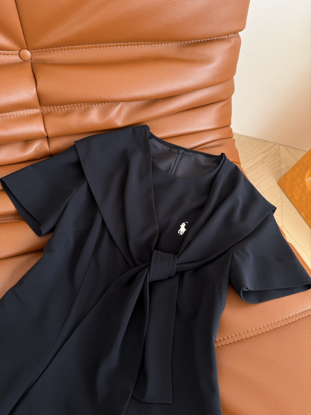 p792原单狠货女装 配包装极简老钱风 25ss 小马刺绣藏蓝色披肩连衣裙 休闲又时髦 老钱又高级 披肩设计太爱了 慵懒在线 披肩可以随意拆卸 两种穿法 版型是修身剪裁 恰到好处的A字裙摆 上身特别藏肉又显瘦 采用醋酸混纺面料 一色三码 - 图片 3