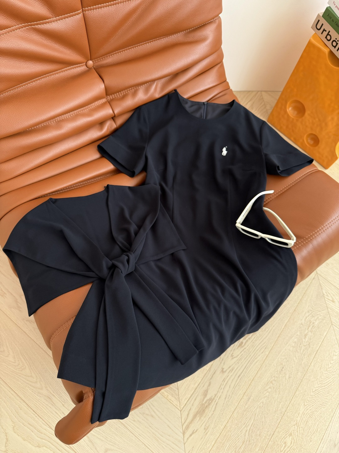 p792原单狠货女装 配包装极简老钱风 25ss 小马刺绣藏蓝色披肩连衣裙 休闲又时髦 老钱又高级 披肩设计太爱了 慵懒在线 披肩可以随意拆卸 两种穿法 版型是修身剪裁 恰到好处的A字裙摆 上身特别藏肉又显瘦 采用醋酸混纺面料 一色三码 - 图片 4