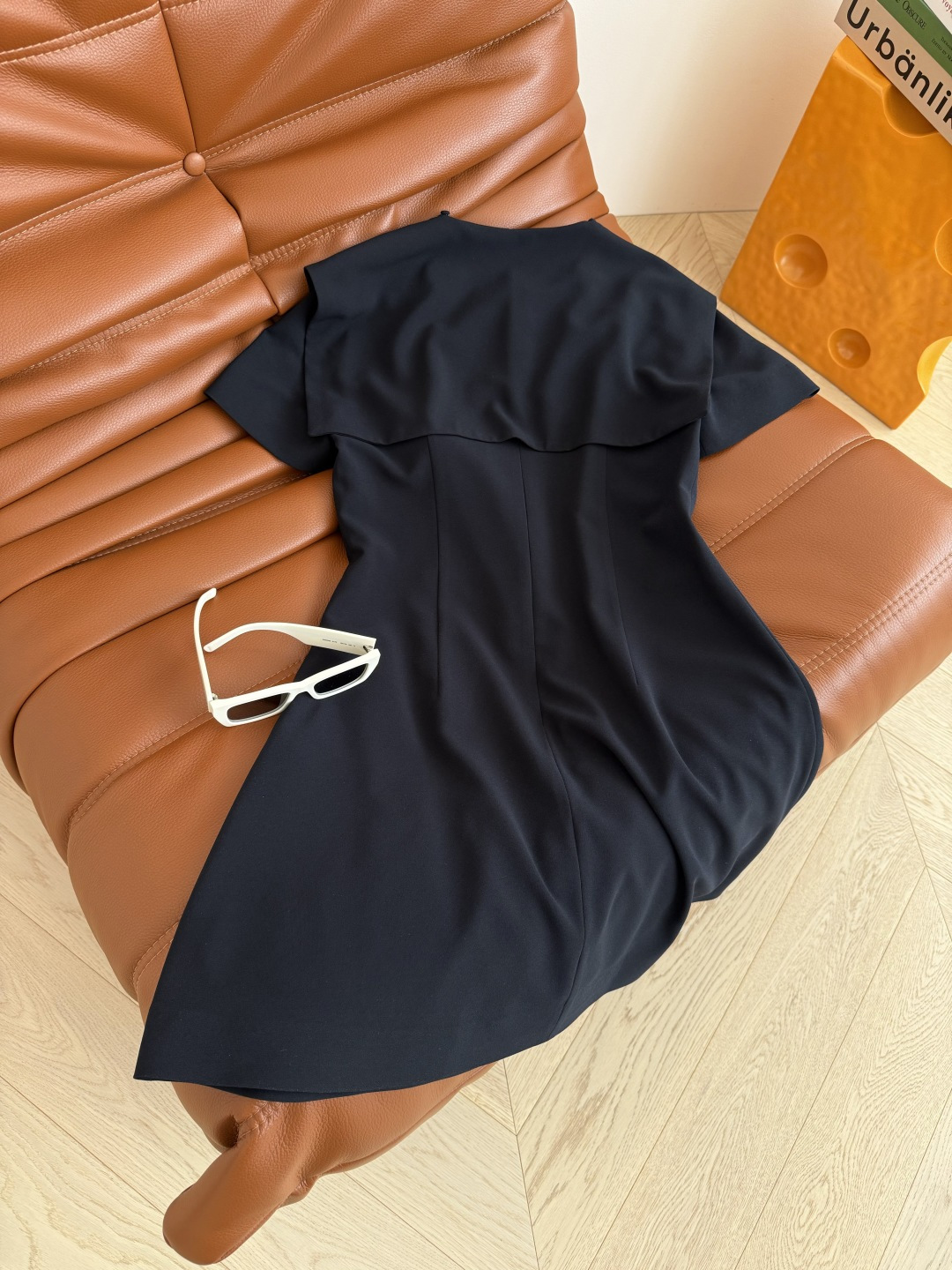 p792原单狠货女装 配包装极简老钱风 25ss 小马刺绣藏蓝色披肩连衣裙 休闲又时髦 老钱又高级 披肩设计太爱了 慵懒在线 披肩可以随意拆卸 两种穿法 版型是修身剪裁 恰到好处的A字裙摆 上身特别藏肉又显瘦 采用醋酸混纺面料 一色三码 - 图片 9