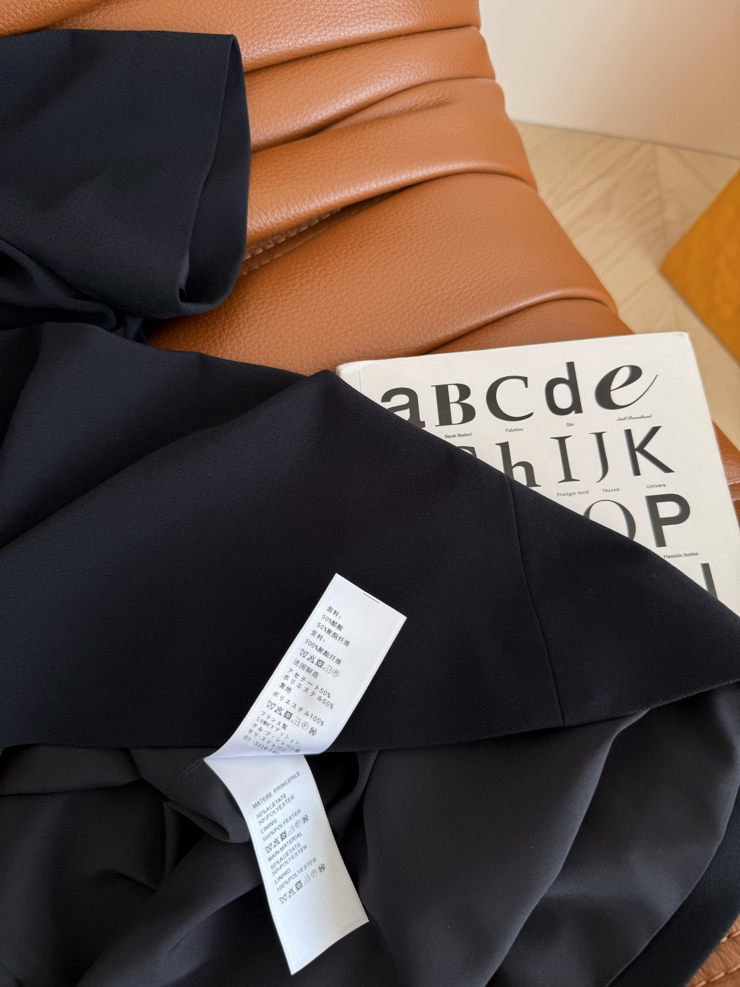 p792原单狠货女装 配包装极简老钱风 25ss 小马刺绣藏蓝色披肩连衣裙 休闲又时髦 老钱又高级 披肩设计太爱了 慵懒在线 披肩可以随意拆卸 两种穿法 版型是修身剪裁 恰到好处的A字裙摆 上身特别藏肉又显瘦 采用醋酸混纺面料 一色三码 - 图片 8