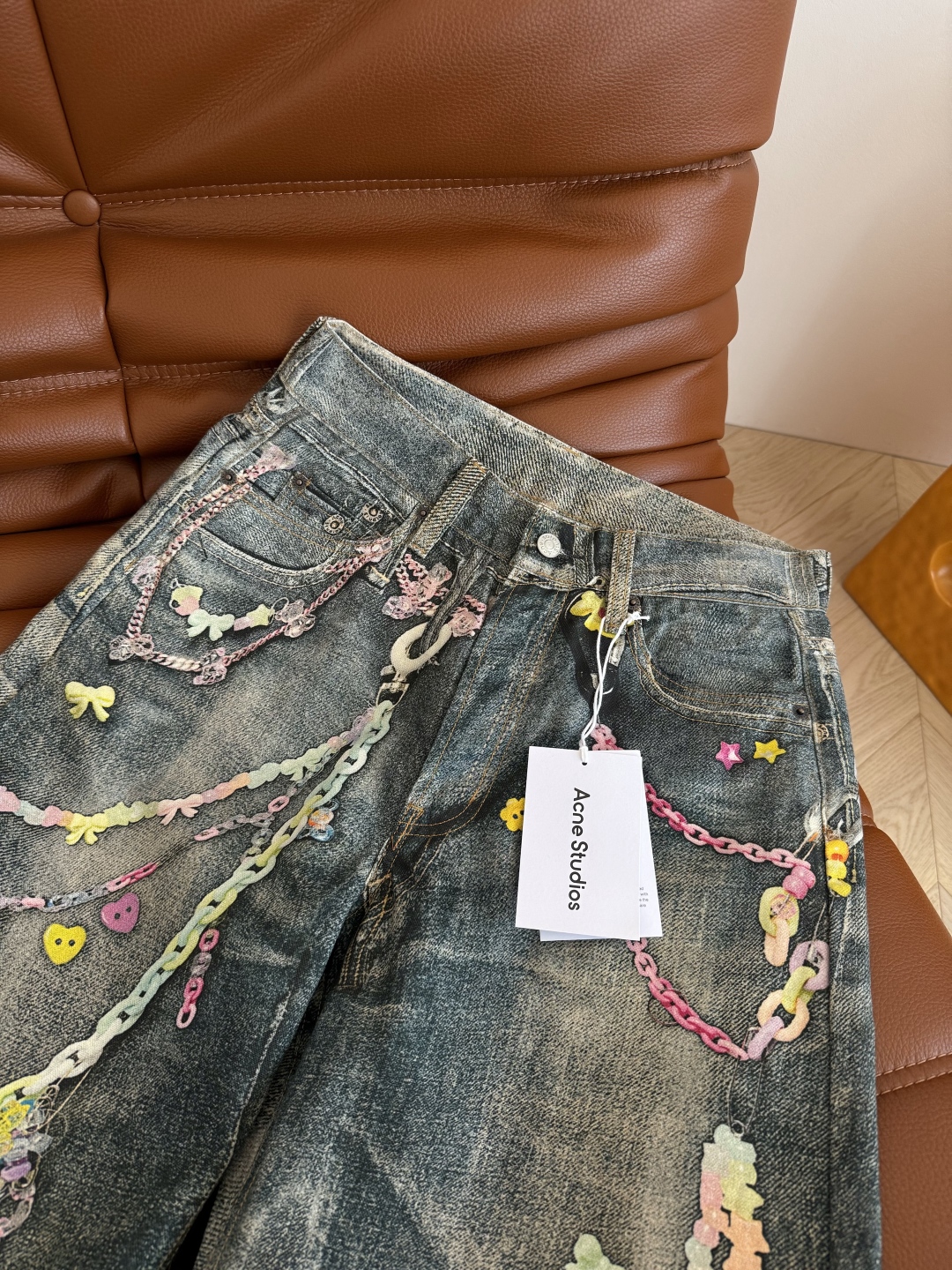 Stylish Bad-Ass Girl: Jennie Concerts, Chain-Printed Jeans, 25 New Pairs. - 图片 2