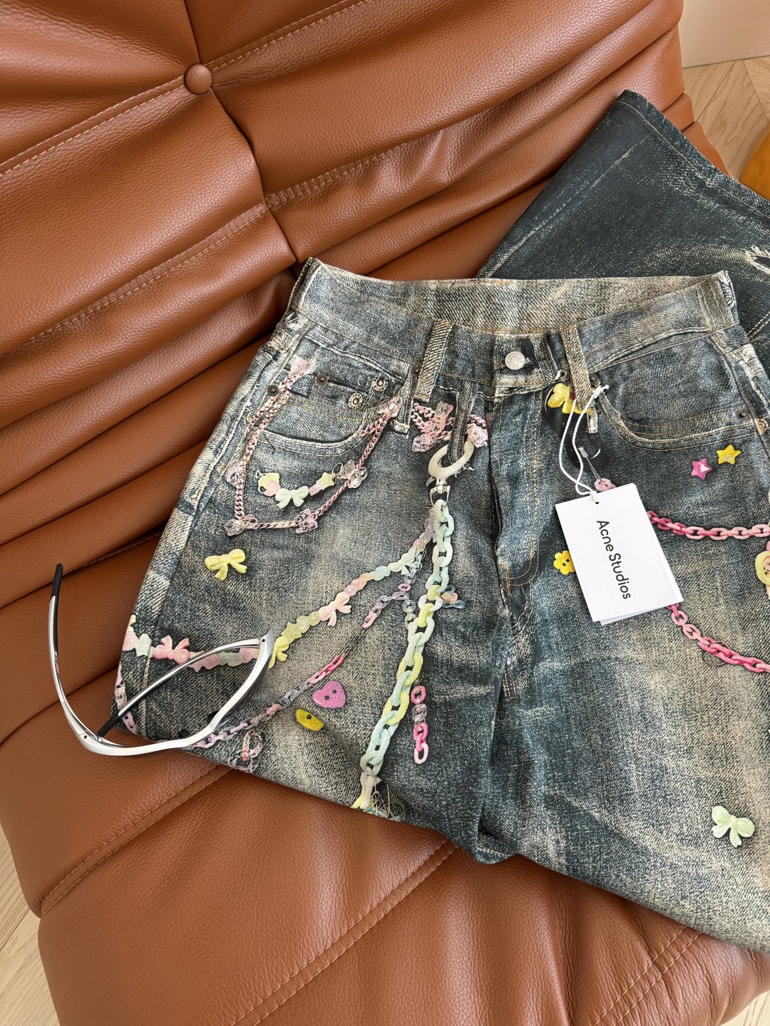 Stylish Bad-Ass Girl: Jennie Concerts, Chain-Printed Jeans, 25 New Pairs. - 图片 6