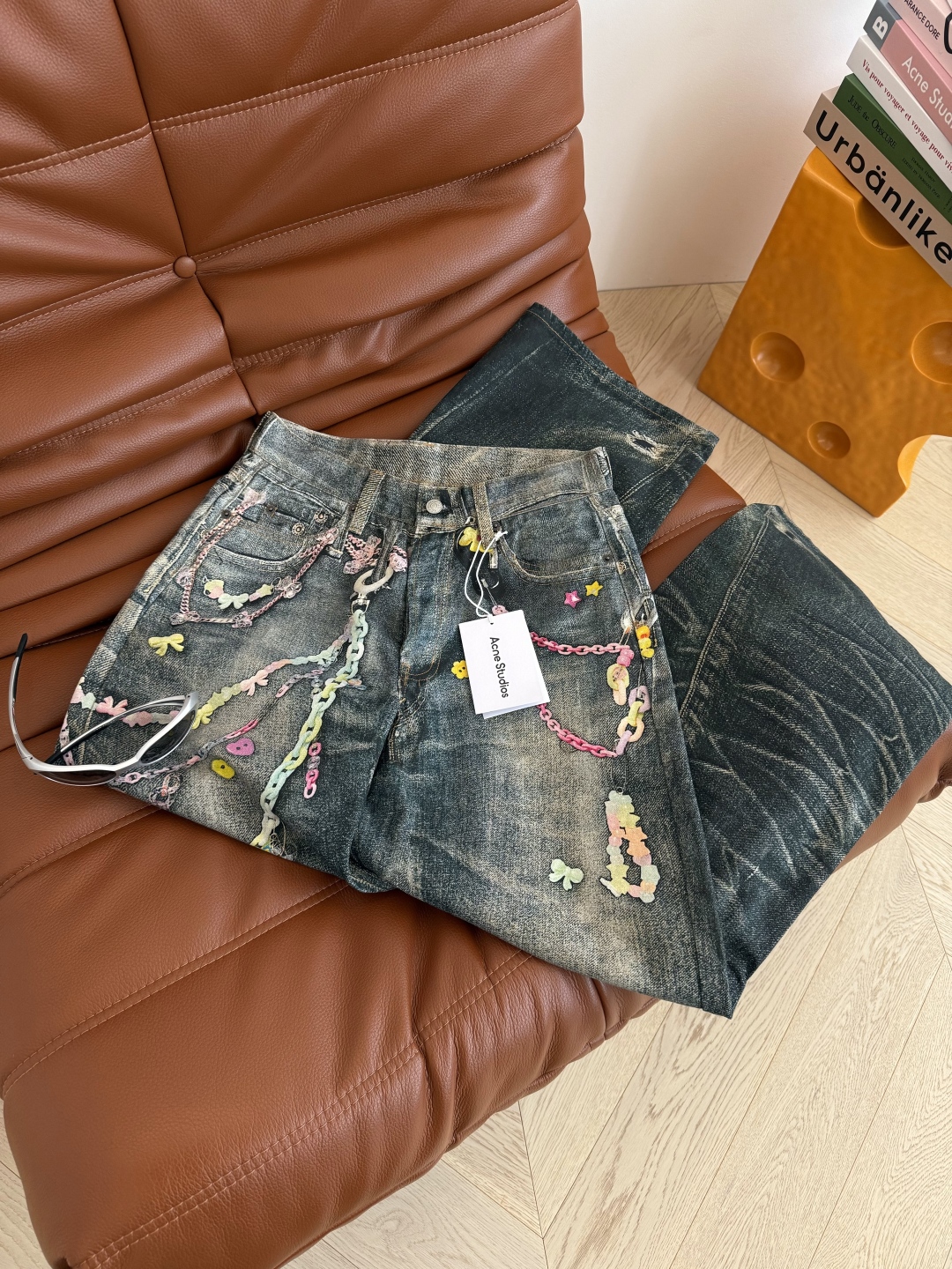 Stylish Bad-Ass Girl: Jennie Concerts, Chain-Printed Jeans, 25 New Pairs. - 图片 3