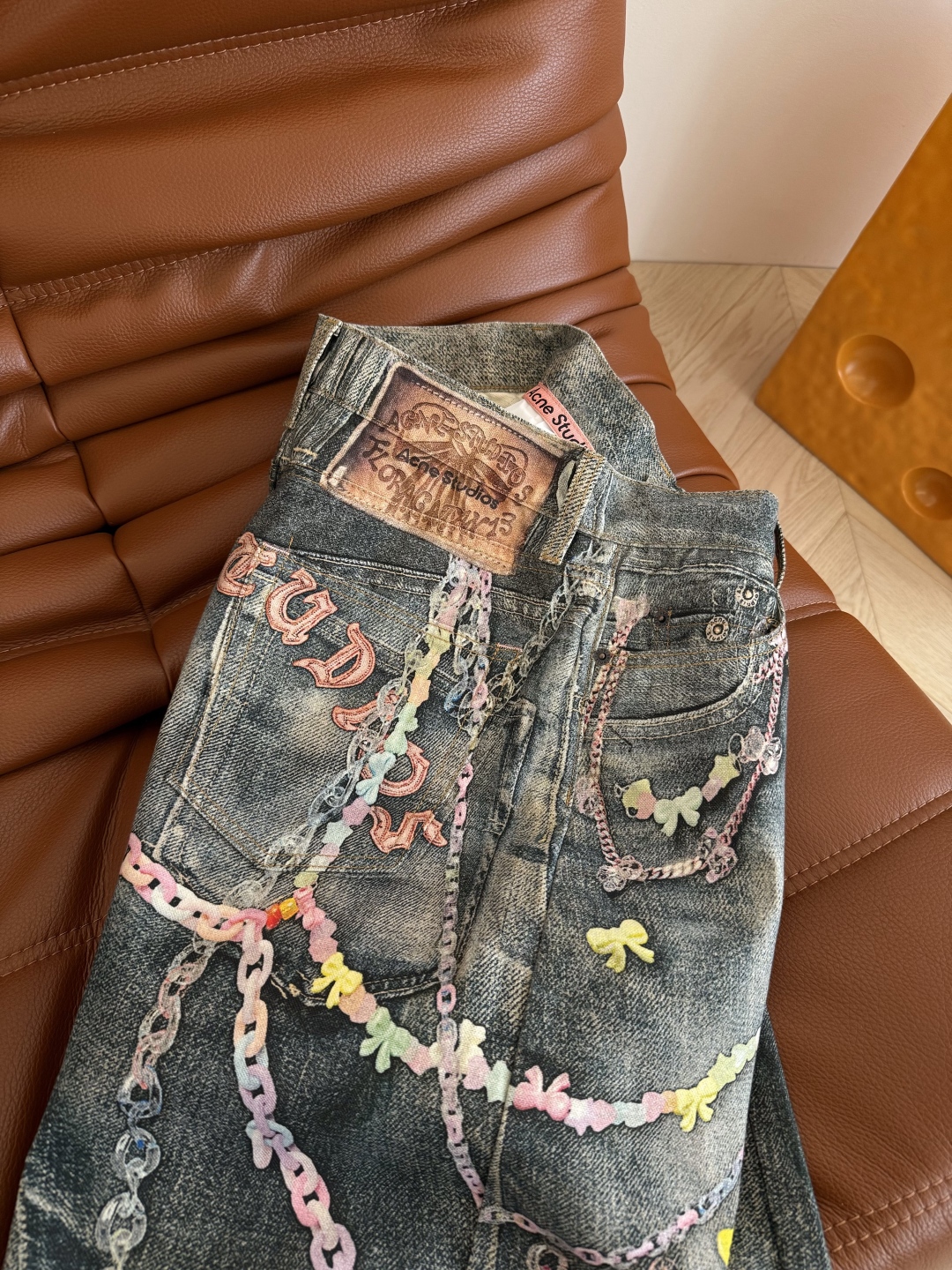 Stylish Bad-Ass Girl: Jennie Concerts, Chain-Printed Jeans, 25 New Pairs. - 图片 5