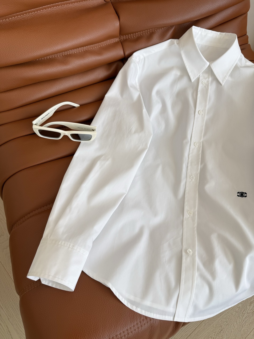 Elegant White Button-Down Shirt with Embroidered Logo, Korean Style, Perfect for Autumn 6 cmp i1753526514906 4278 0 4