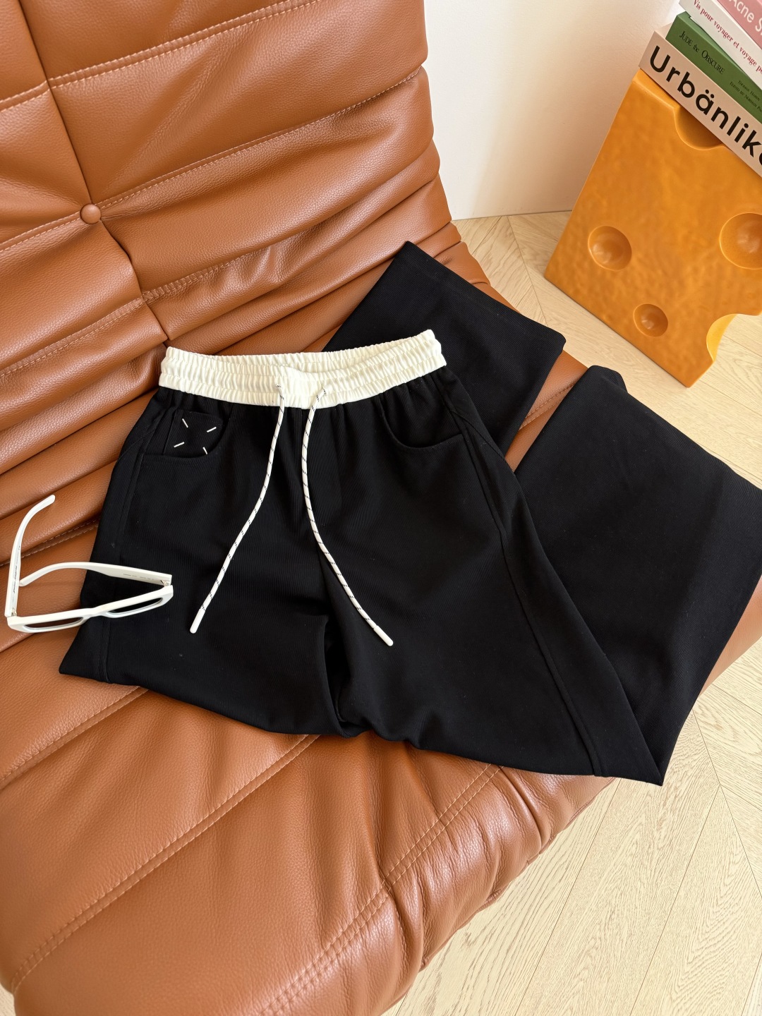 Versatile Cropped Trousers with Embroidered Logo Details - Three Colors Available 8 cmp i1754129260296 8207 0 6