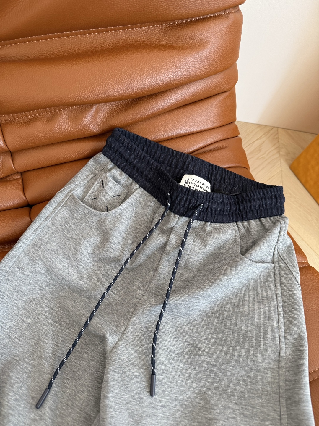 Versatile Cropped Trousers with Embroidered Logo Details - Three Colors Available 5 cmp i1754129262610 4922 0 3
