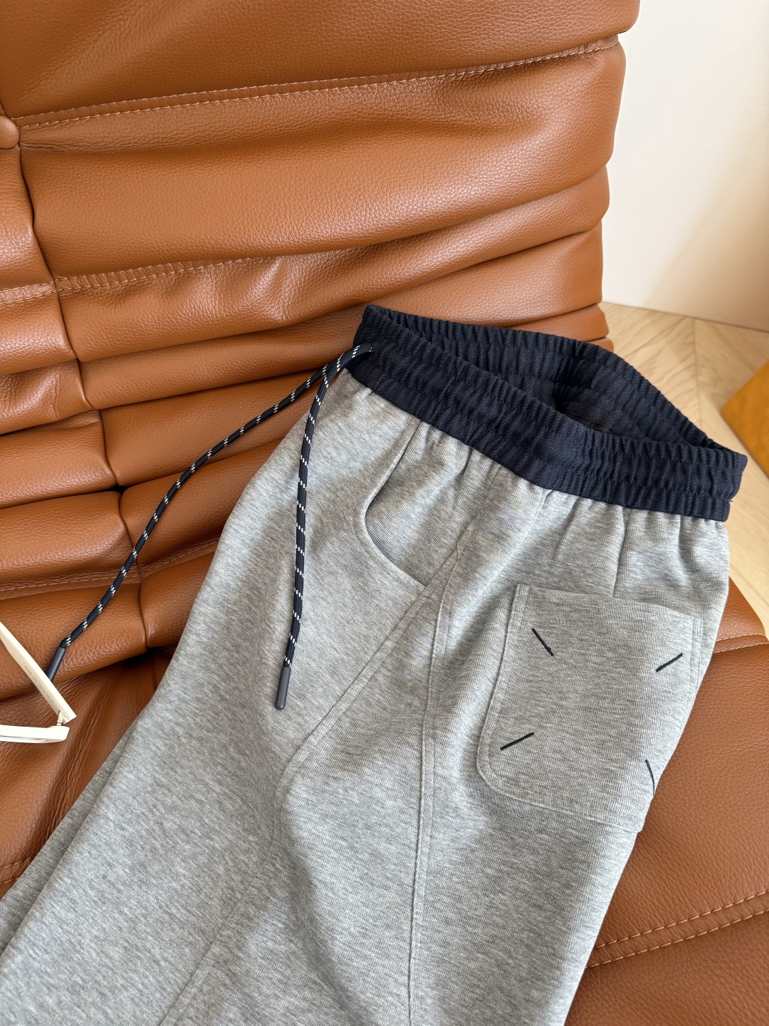 Versatile Cropped Trousers with Embroidered Logo Details - Three Colors Available 6 cmp i1754129266647 7579 0 4