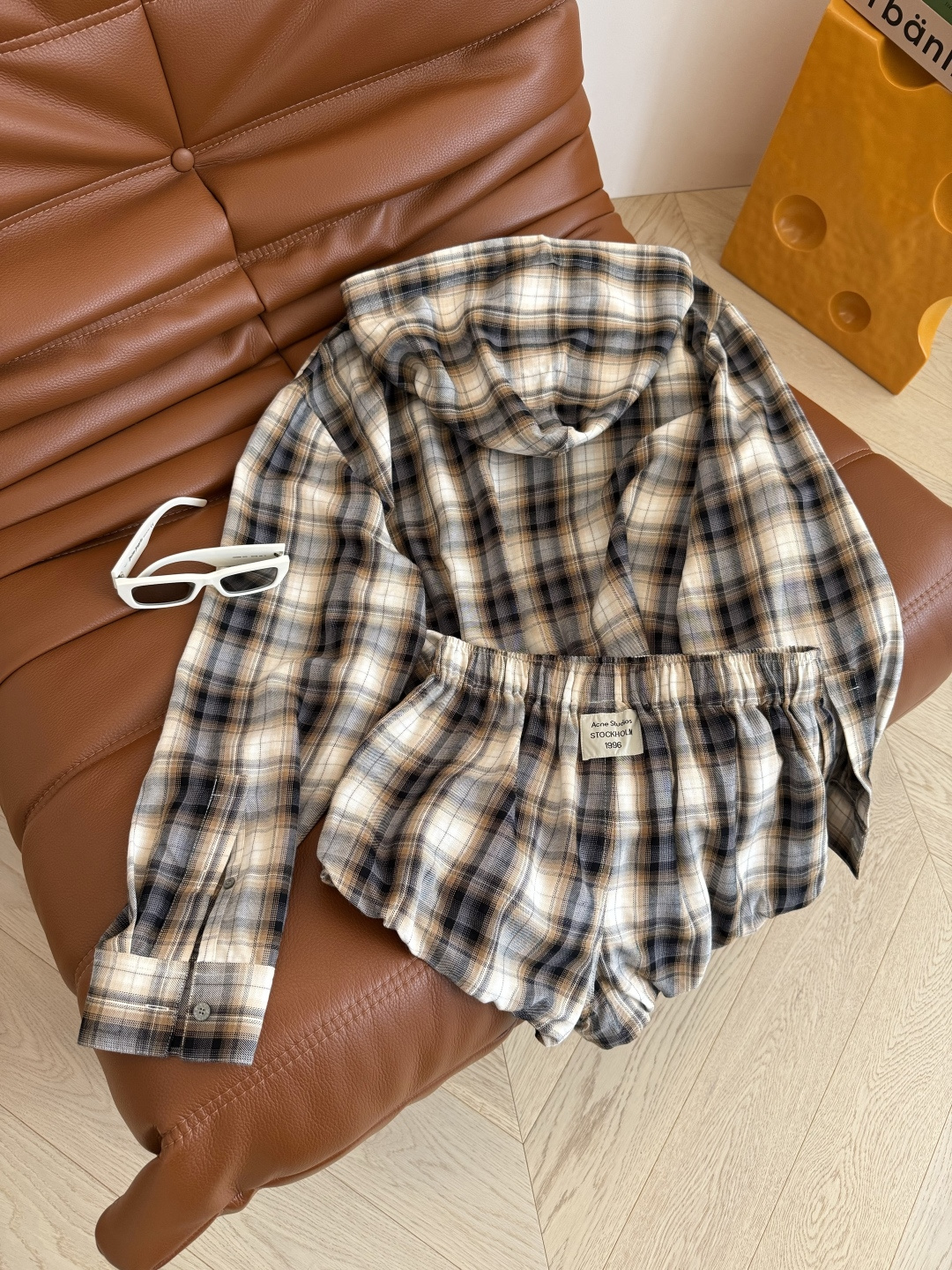 1996 Retro Suit Collection: Coat, Pair, Hat, Jacket, Shorts, Stylish Design - 图片 9