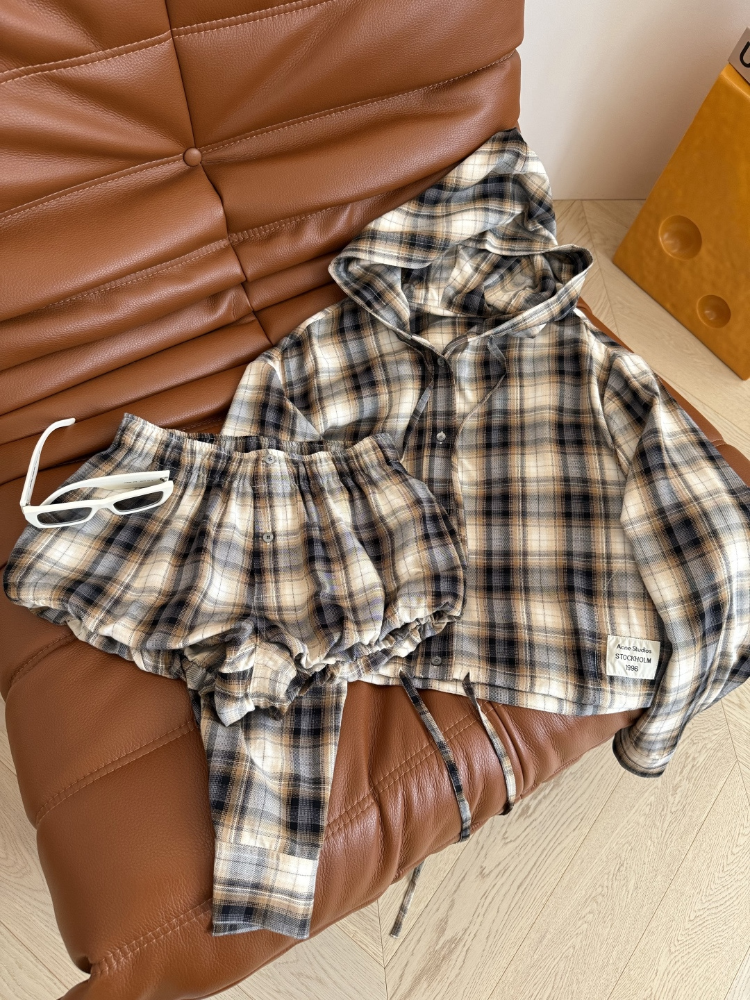 1996 Retro Suit Collection: Coat, Pair, Hat, Jacket, Shorts, Stylish Design - 图片 4