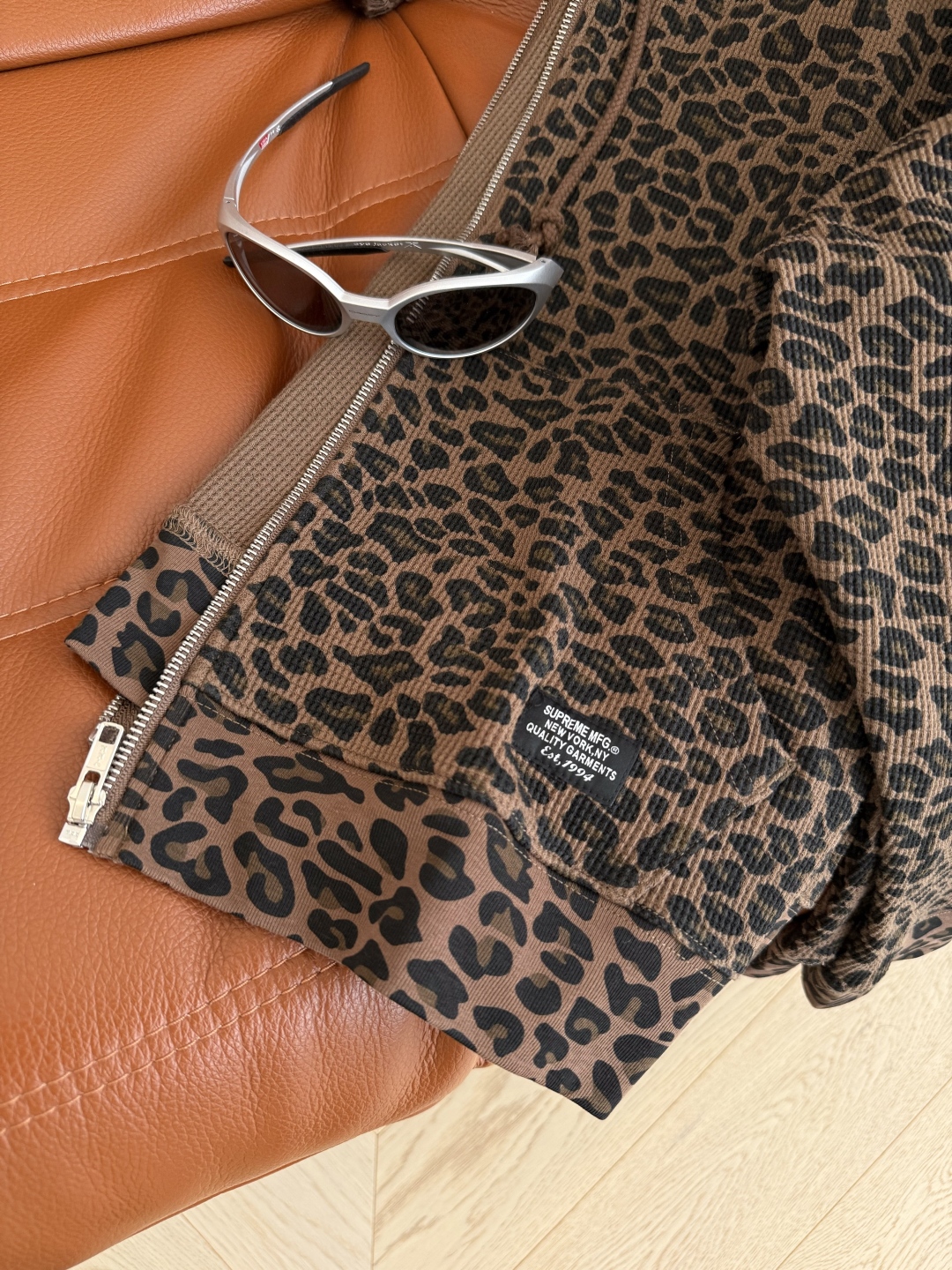 “25-Year-Old New Twilight Package: Cheetah-Striped Hood Coat in First-Class Female Suit Design” - 图片 6