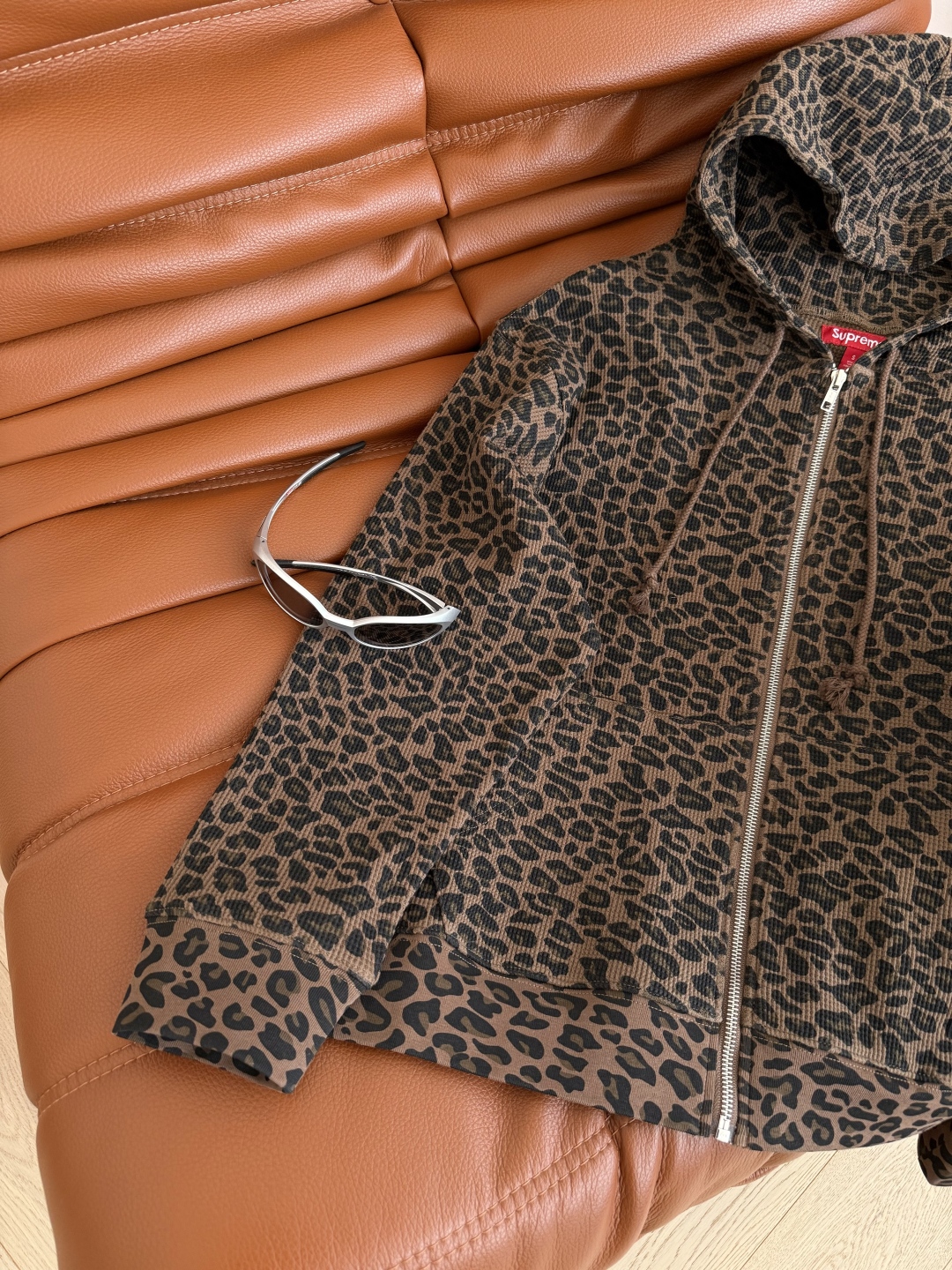 “25-Year-Old New Twilight Package: Cheetah-Striped Hood Coat in First-Class Female Suit Design” - 图片 3