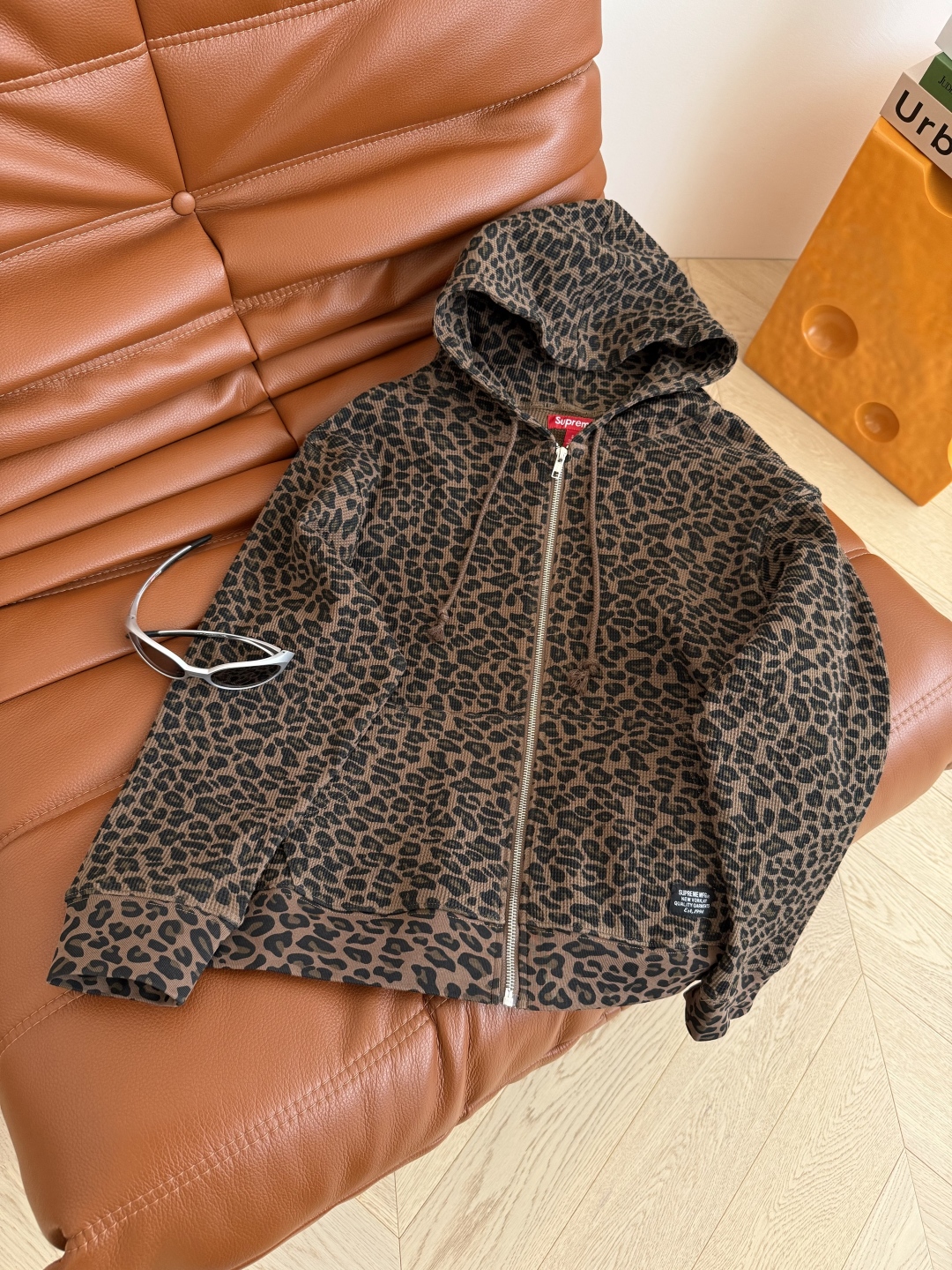 “25-Year-Old New Twilight Package: Cheetah-Striped Hood Coat in First-Class Female Suit Design” - 图片 1