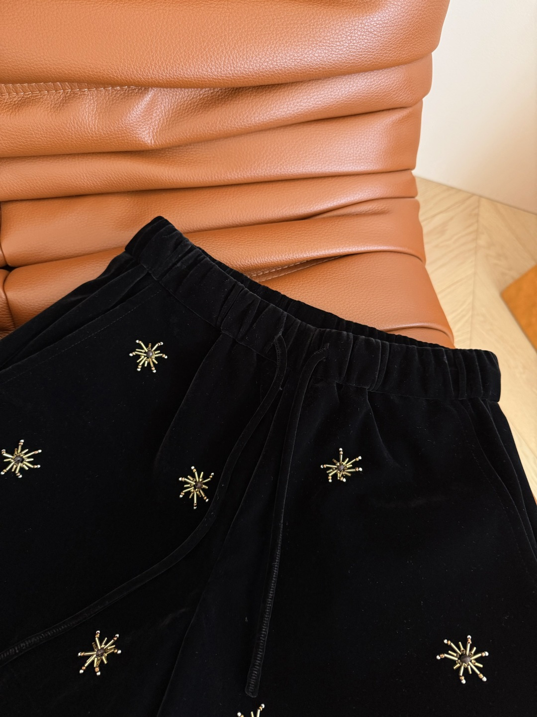 “Original Tweezers and Velvet Shorts: Autumn/Winter Packs, Handmade Nails, Tailored Pants, and More” - 图片 5