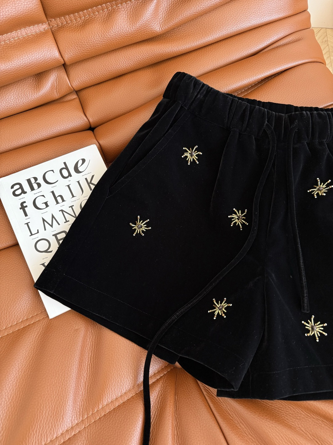 “Original Tweezers and Velvet Shorts: Autumn/Winter Packs, Handmade Nails, Tailored Pants, and More” - 图片 4