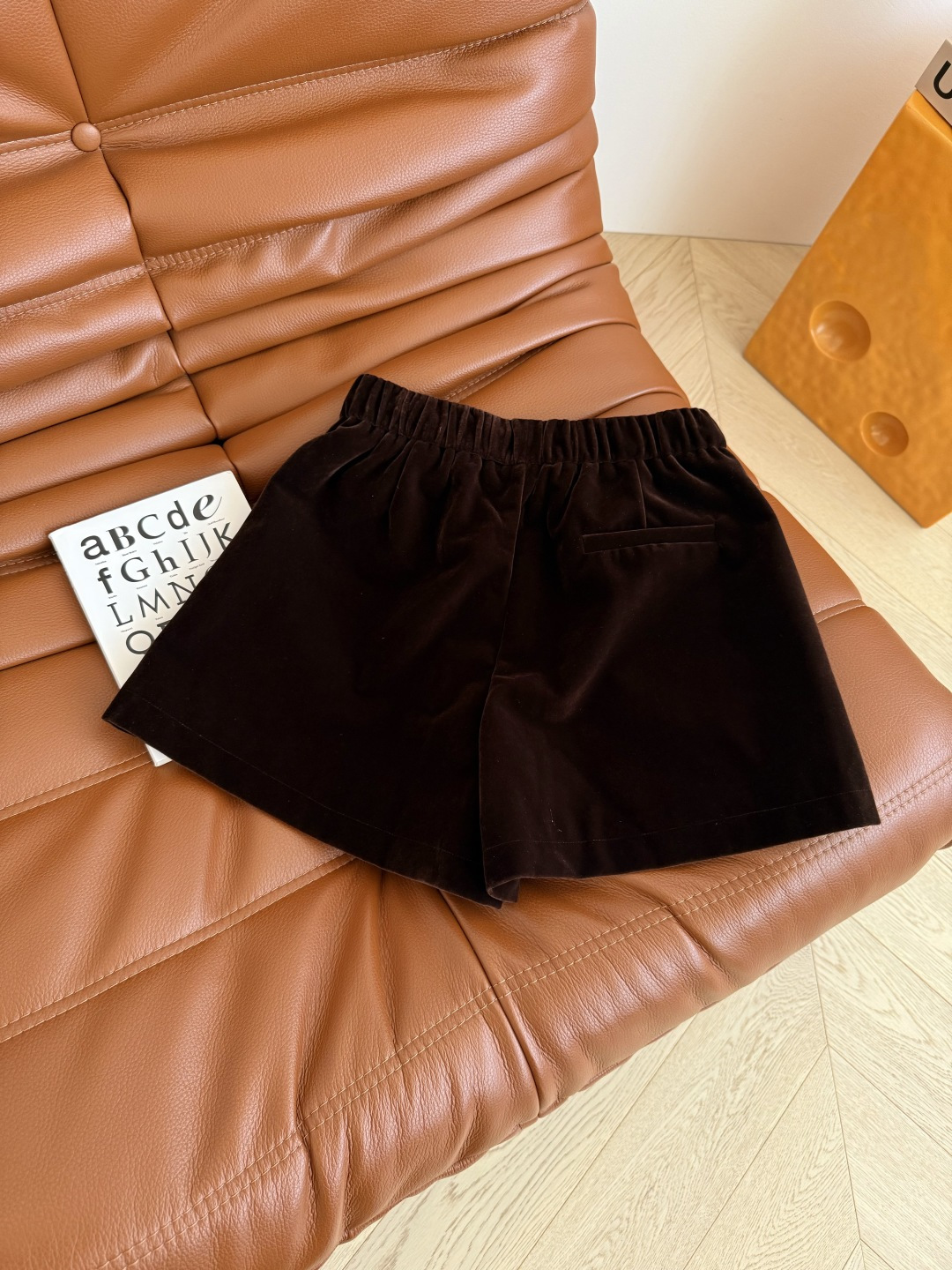 “Original Tweezers and Velvet Shorts: Autumn/Winter Packs, Handmade Nails, Tailored Pants, and More” - 图片 9