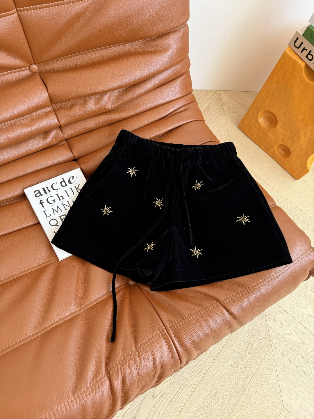 “Original Tweezers and Velvet Shorts: Autumn/Winter Packs, Handmade Nails, Tailored Pants, and More” - 图片 3