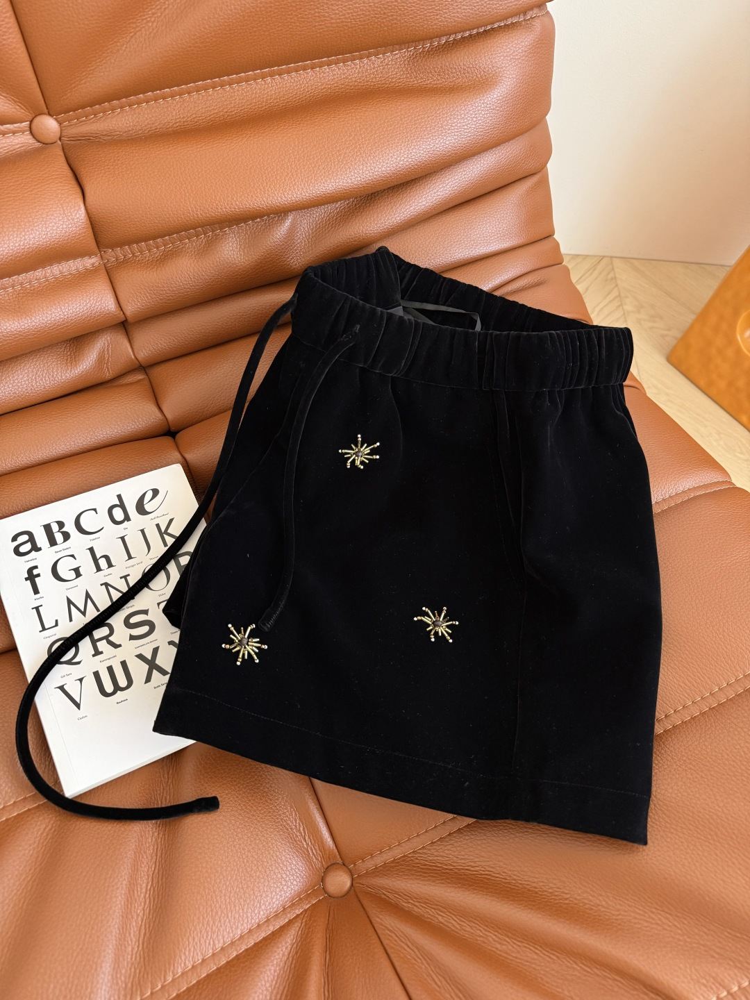 “Original Tweezers and Velvet Shorts: Autumn/Winter Packs, Handmade Nails, Tailored Pants, and More” - 图片 6