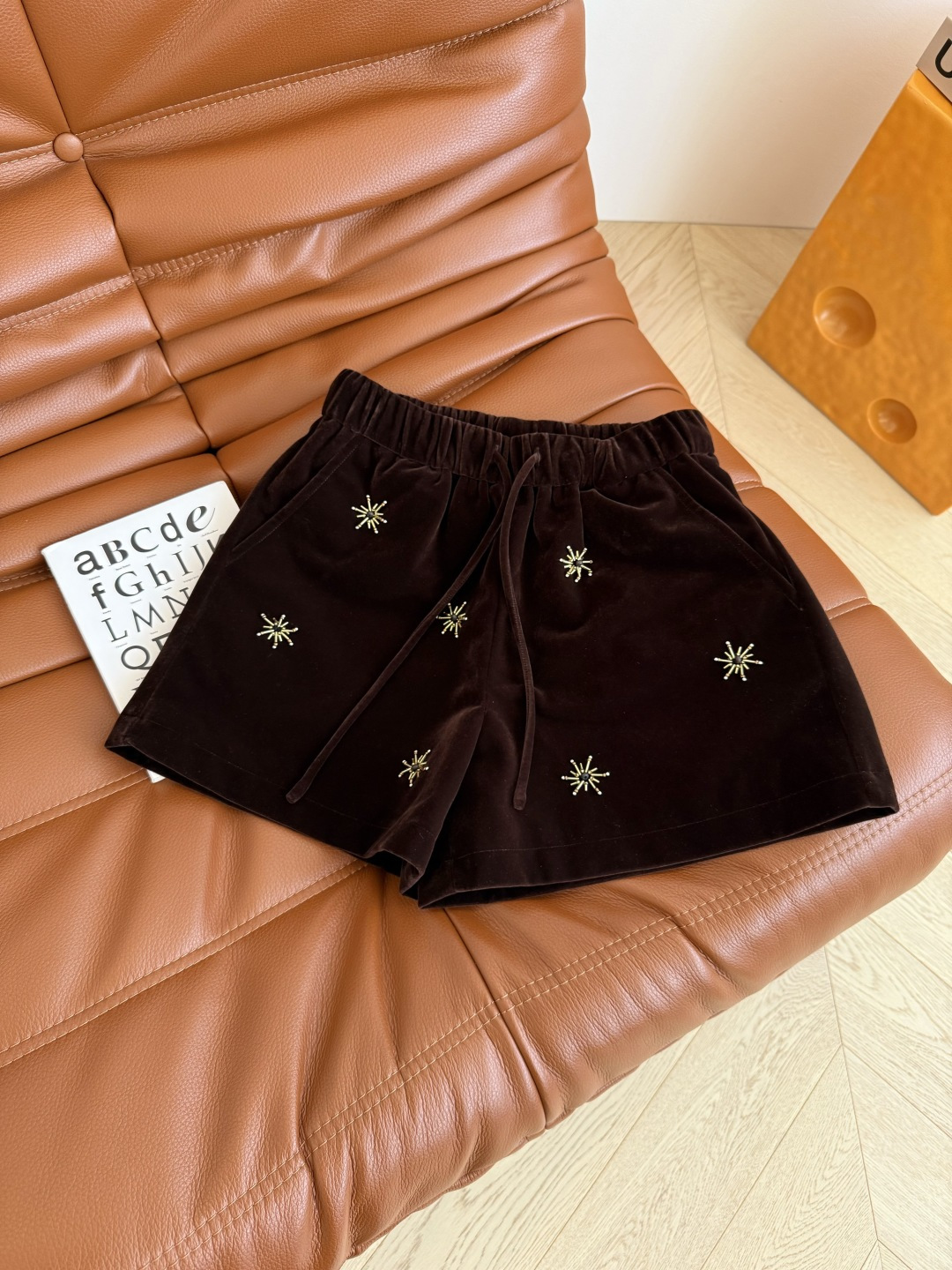 “Original Tweezers and Velvet Shorts: Autumn/Winter Packs, Handmade Nails, Tailored Pants, and More” - 图片 7