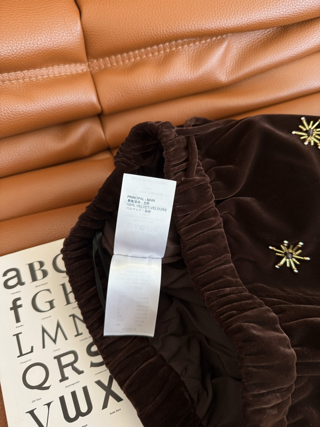 “Original Tweezers and Velvet Shorts: Autumn/Winter Packs, Handmade Nails, Tailored Pants, and More” - 图片 8