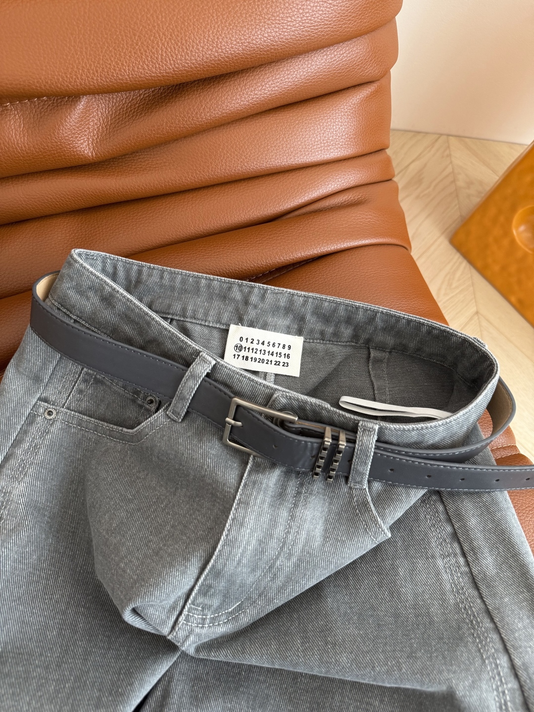 “Women’s Gray Suit with Microbrush Jeans and Broad-Legged Pants: 25 Mornings & Autumns, Tailoring Perfection” - 图片 6