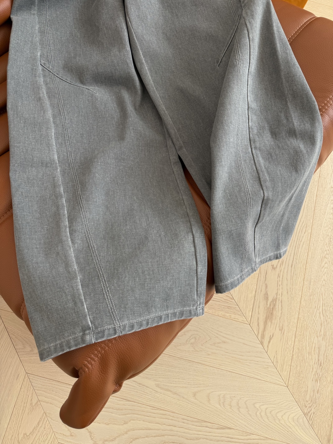 “Women’s Gray Suit with Microbrush Jeans and Broad-Legged Pants: 25 Mornings & Autumns, Tailoring Perfection” - 图片 7