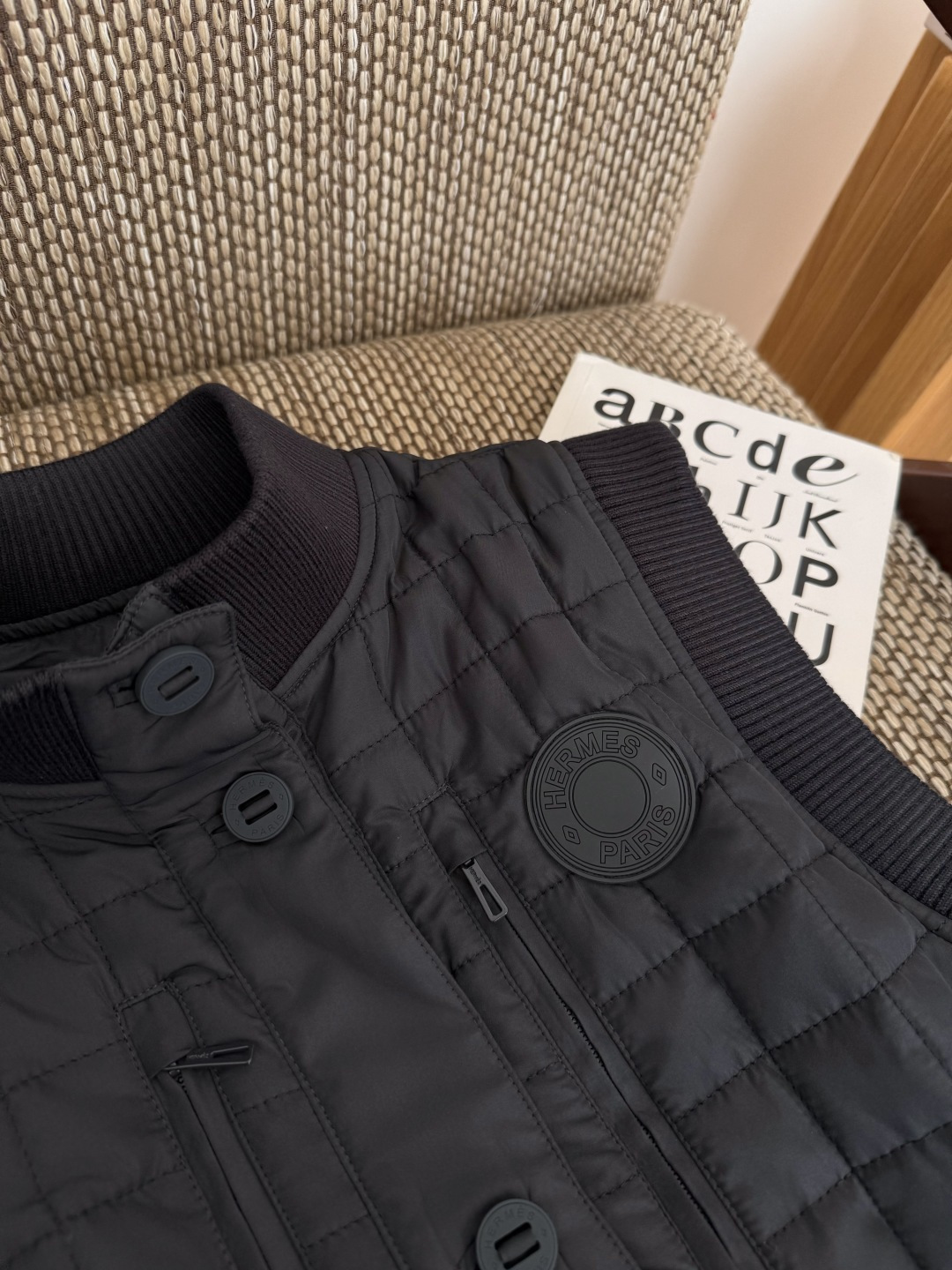 “Stylish Vintage-Inspired Men’s Vest with Unique Details and Fine Fabrics” - 图片 4