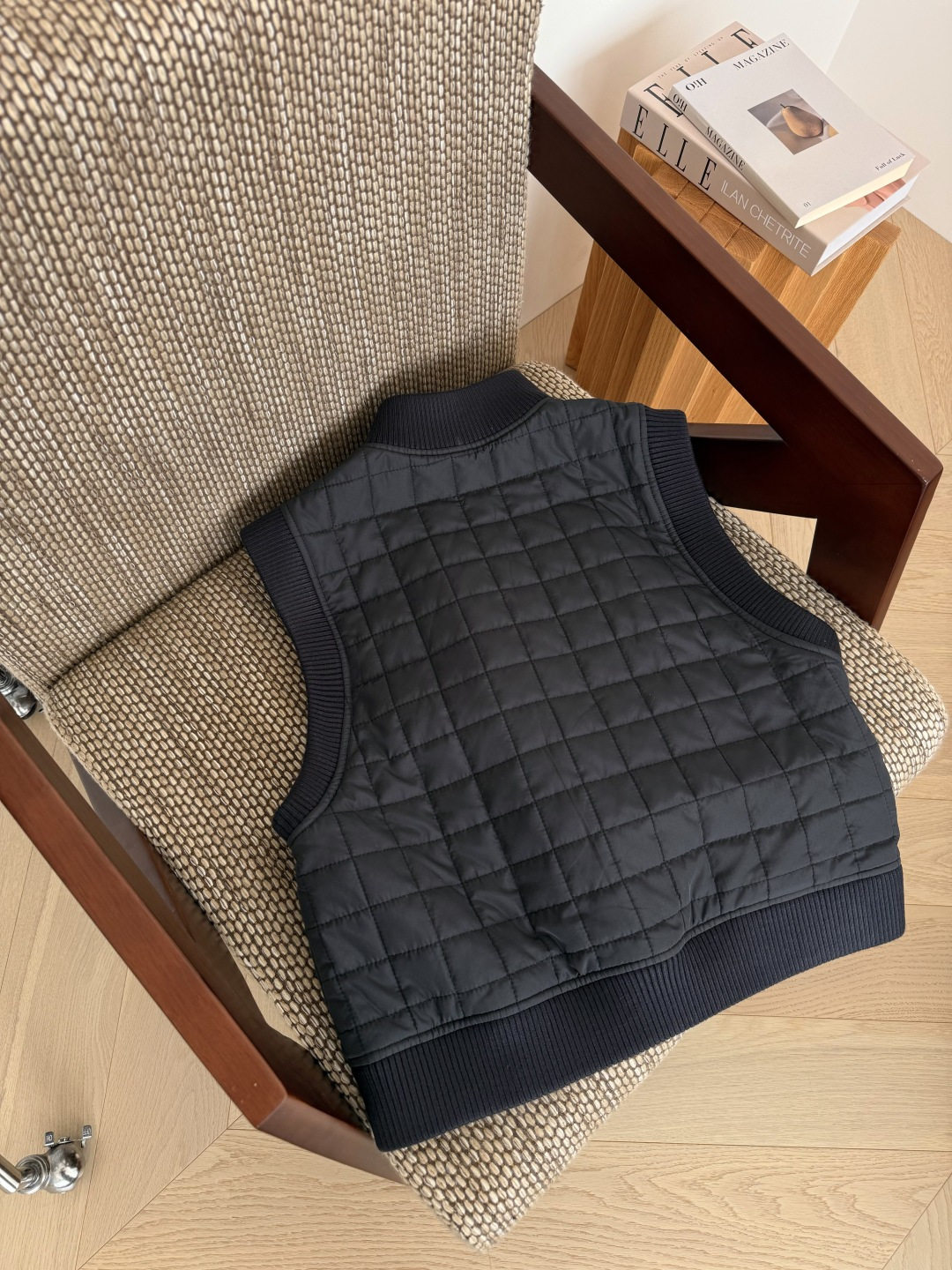 “Stylish Vintage-Inspired Men’s Vest with Unique Details and Fine Fabrics” - 图片 9