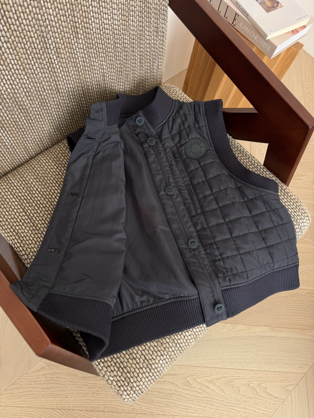 “Stylish Vintage-Inspired Men’s Vest with Unique Details and Fine Fabrics” - 图片 5