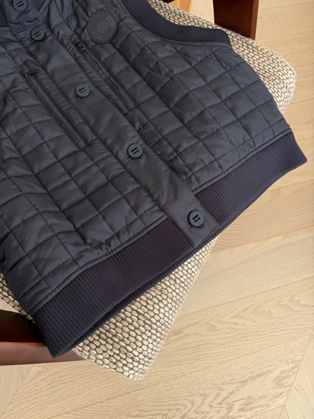 “Stylish Vintage-Inspired Men’s Vest with Unique Details and Fine Fabrics” - 图片 7