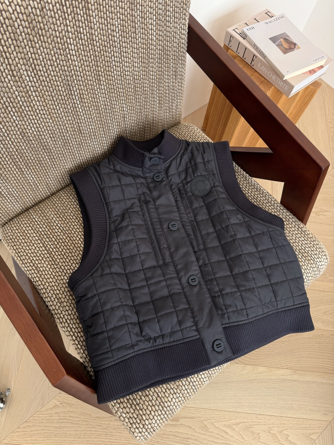 “Stylish Vintage-Inspired Men’s Vest with Unique Details and Fine Fabrics” - 图片 1