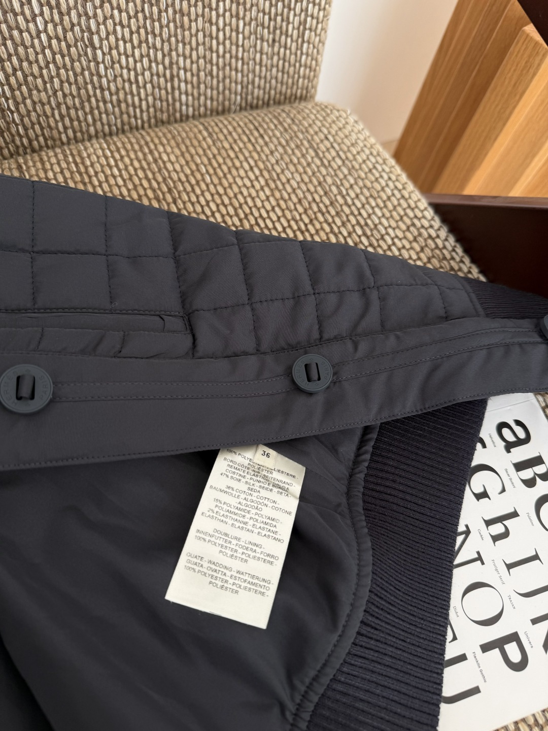 “Stylish Vintage-Inspired Men’s Vest with Unique Details and Fine Fabrics” - 图片 8