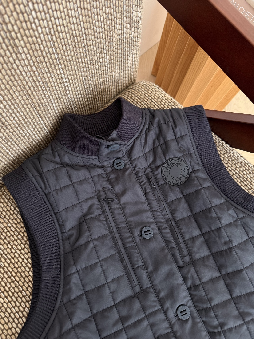 “Stylish Vintage-Inspired Men’s Vest with Unique Details and Fine Fabrics” - 图片 2