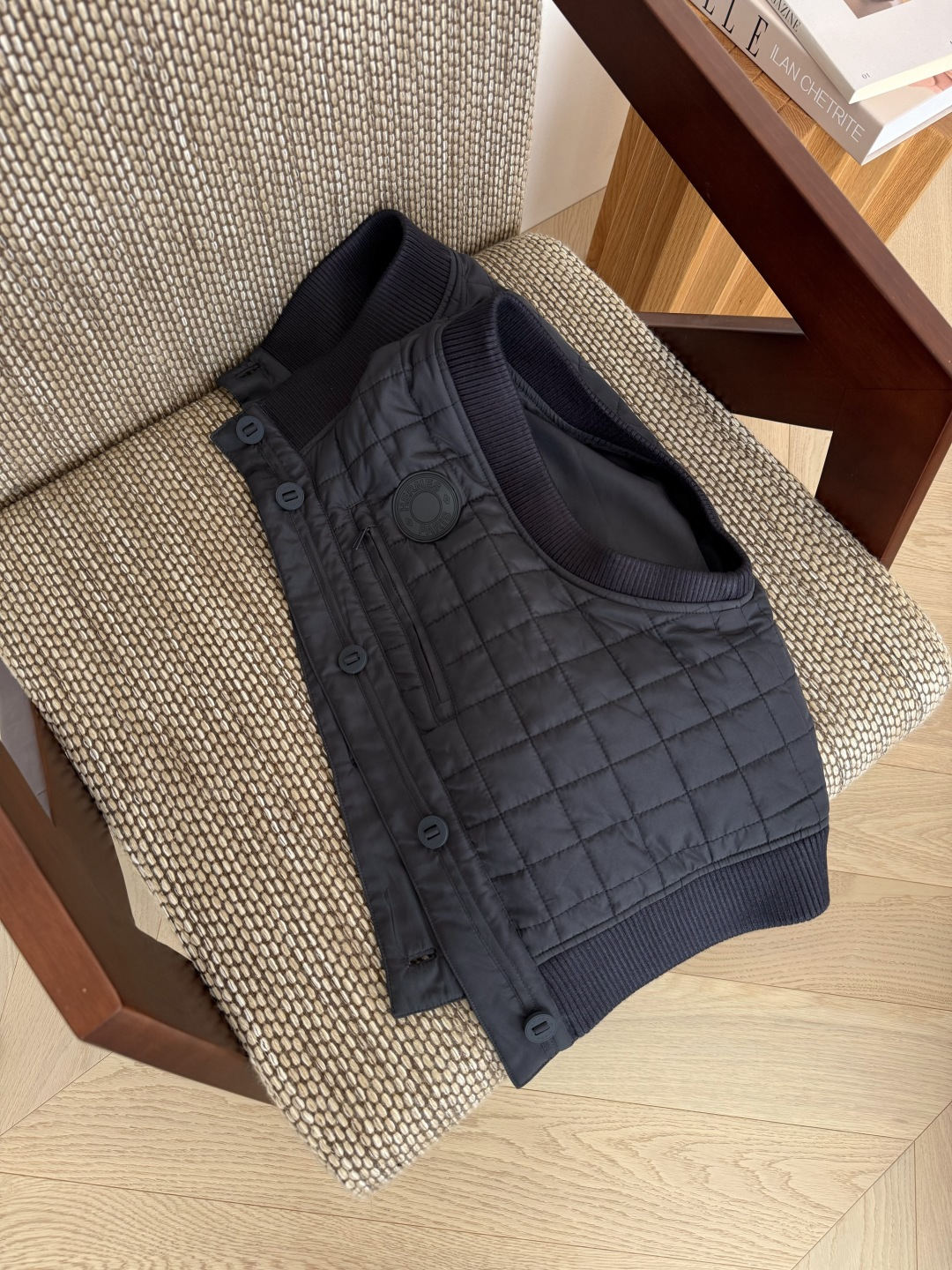 “Stylish Vintage-Inspired Men’s Vest with Unique Details and Fine Fabrics” - 图片 3